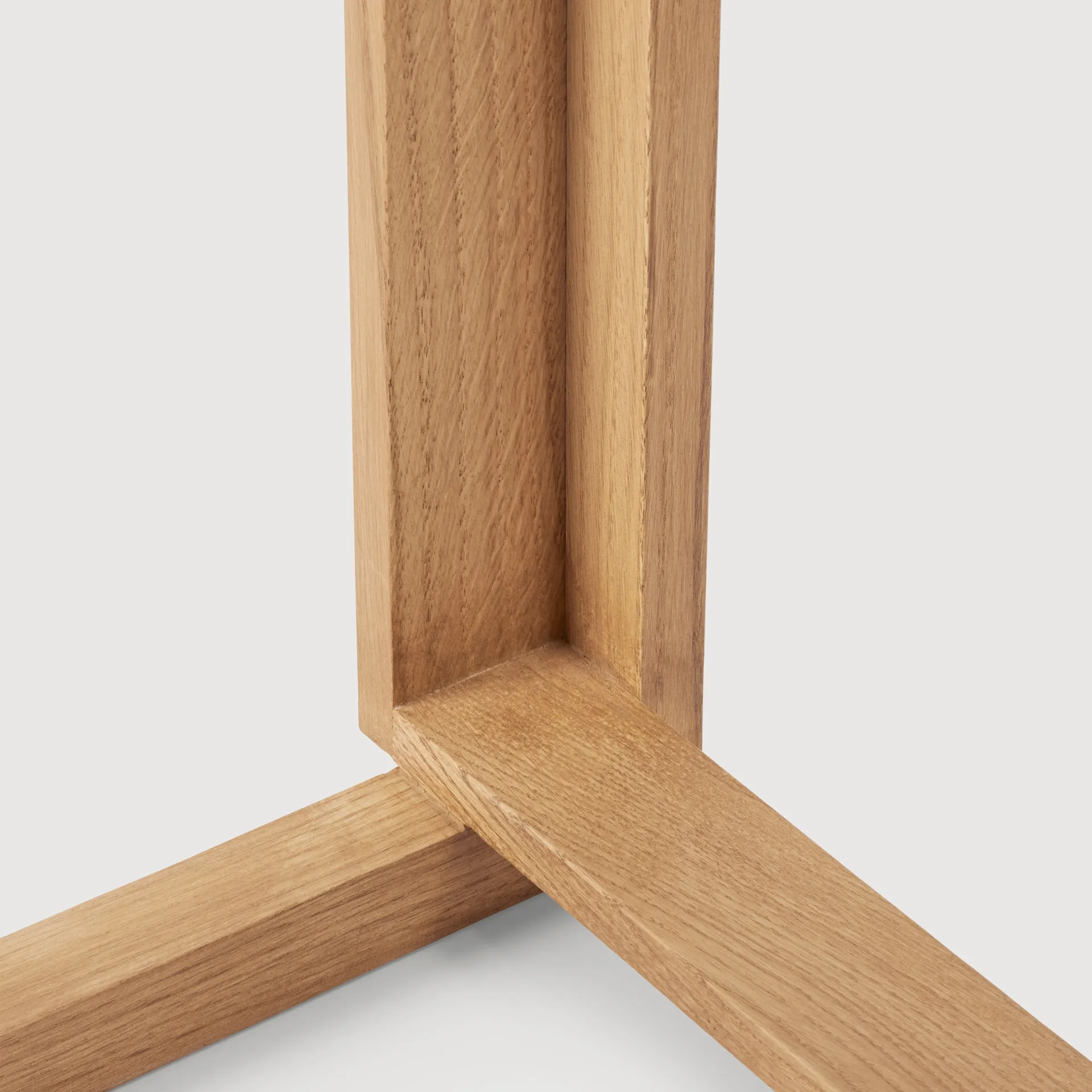 Outline banco de bar 75 cm, Carvalho aquecido laqueado–aço escovado Kristina Dam Studio