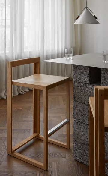 Outline banco de bar 75 cm - Carvalho aquecido laqueado–aço escovado - Kristina Dam Studio