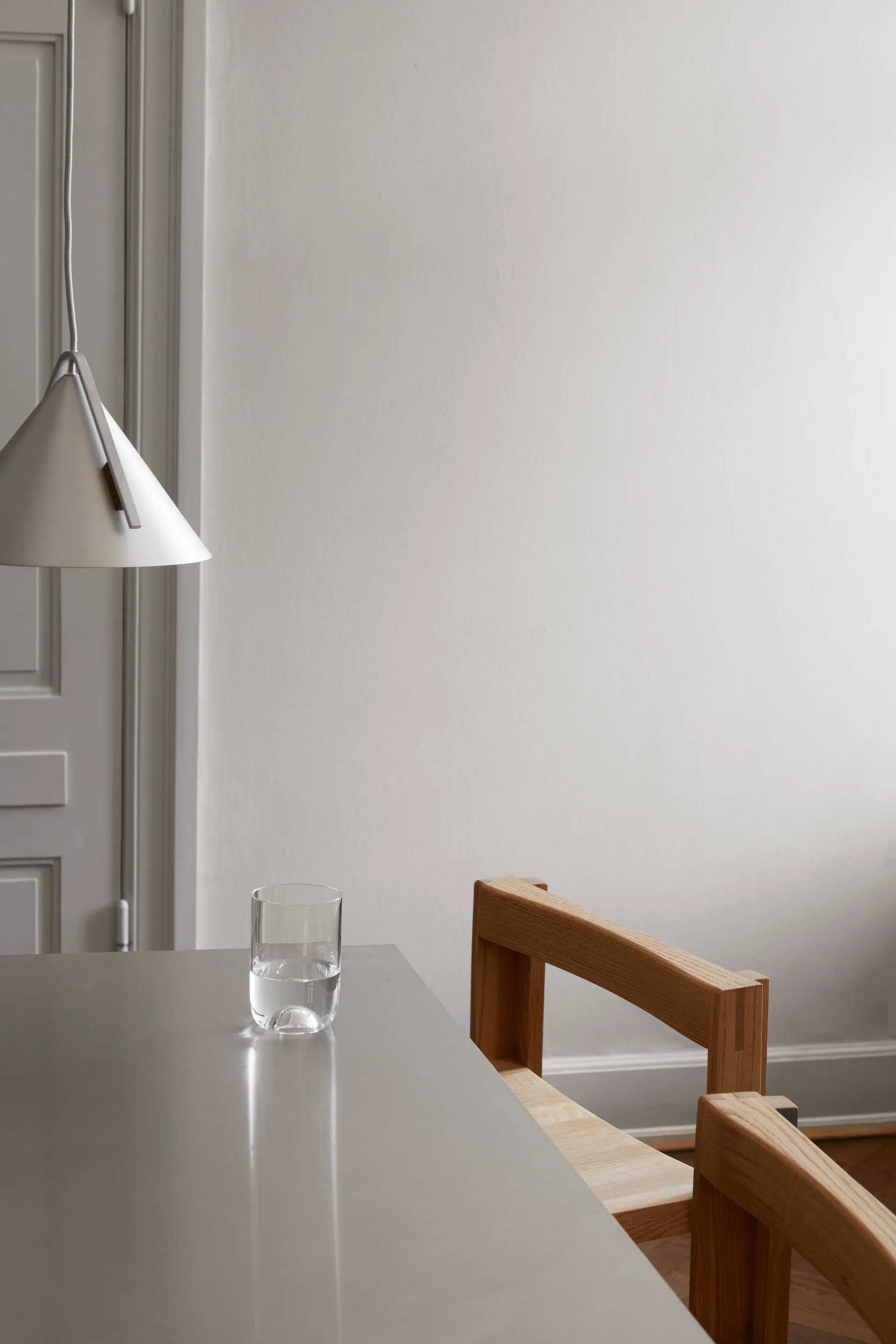 Outline banco de bar 75 cm, Carvalho aquecido laqueado–aço escovado Kristina Dam Studio