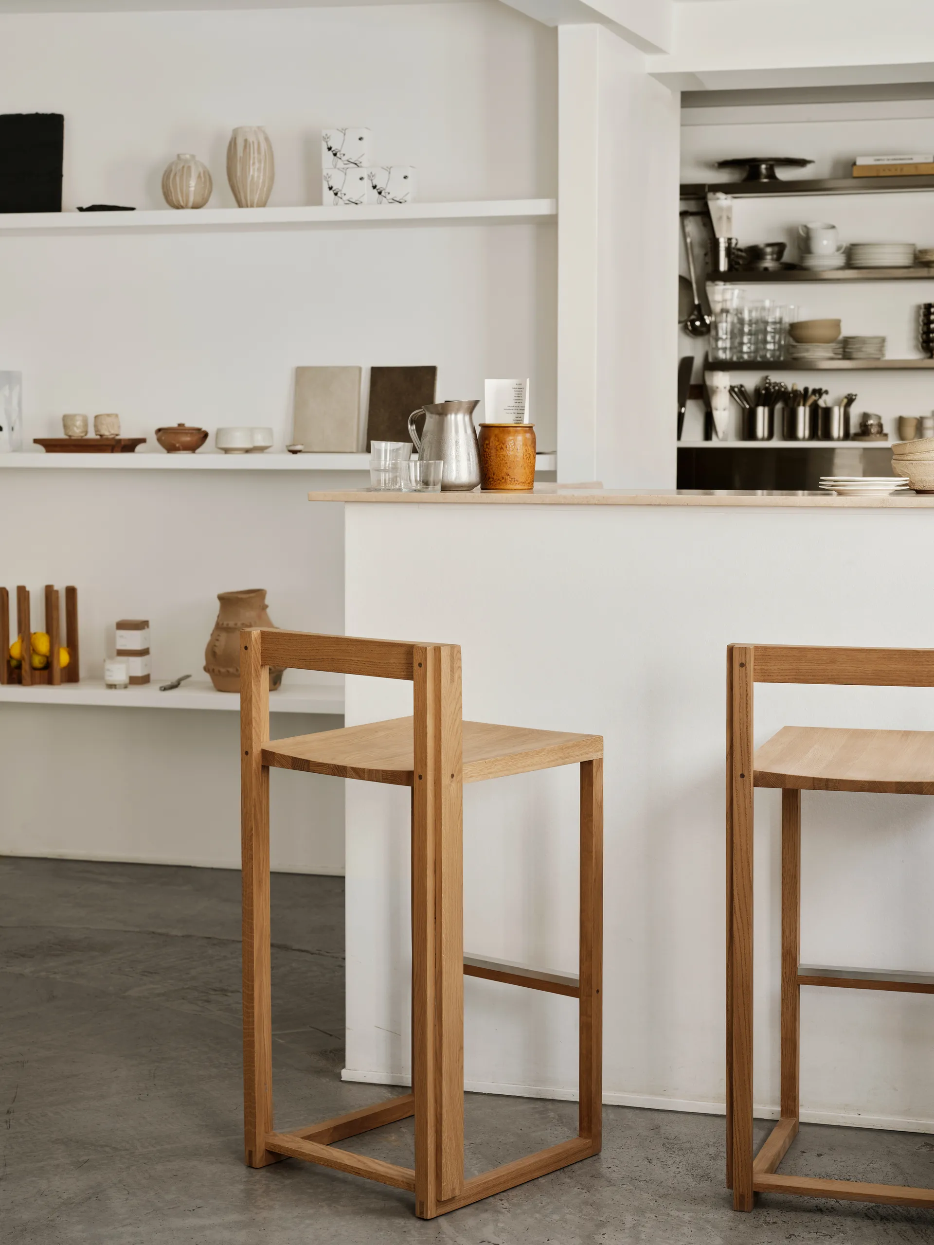 Outline banco de bar 75 cm, Carvalho aquecido laqueado–aço escovado Kristina Dam Studio