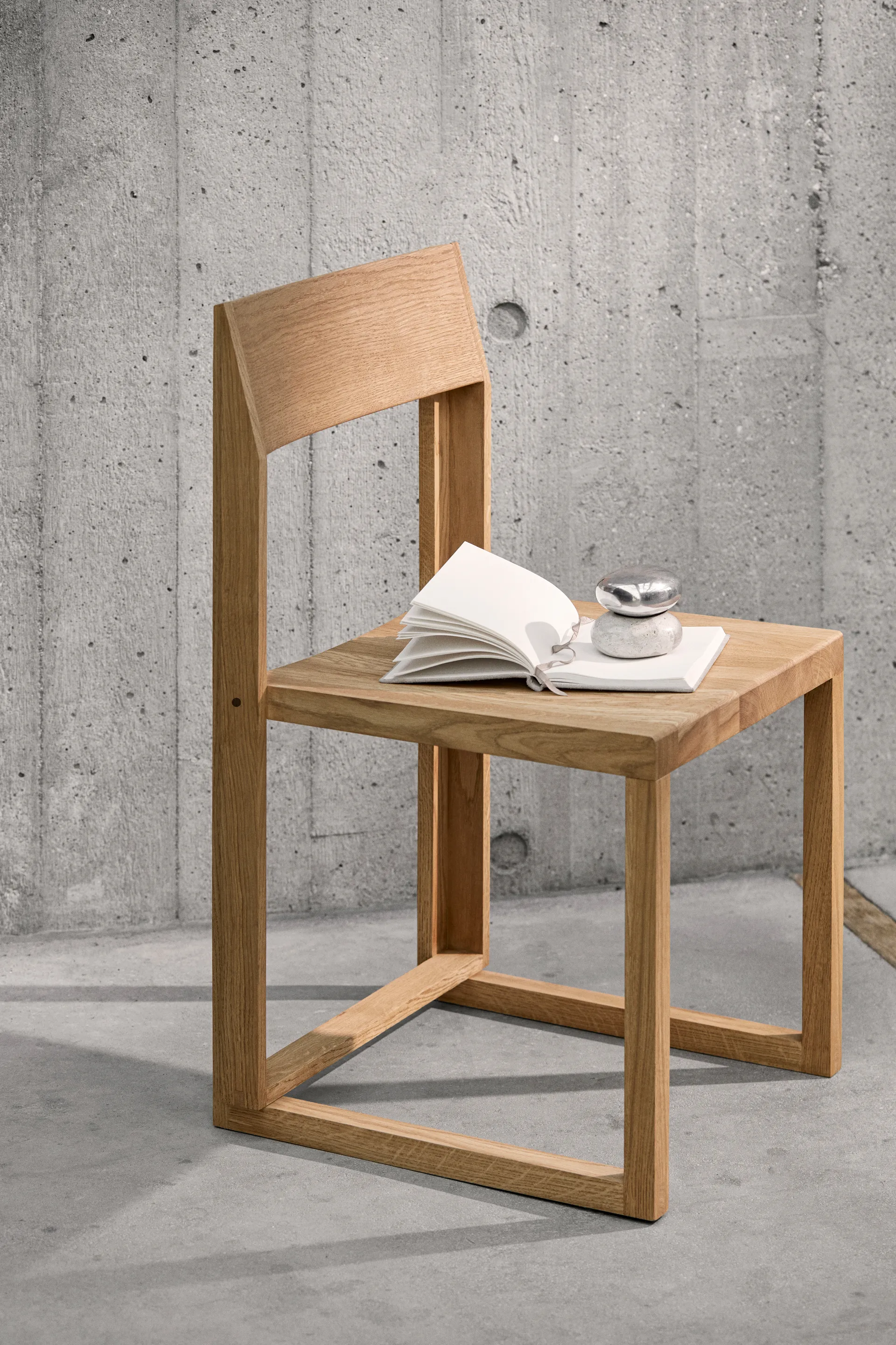 Outline cadeira, Carvalho aquecido laqueado–nogueira Kristina Dam Studio