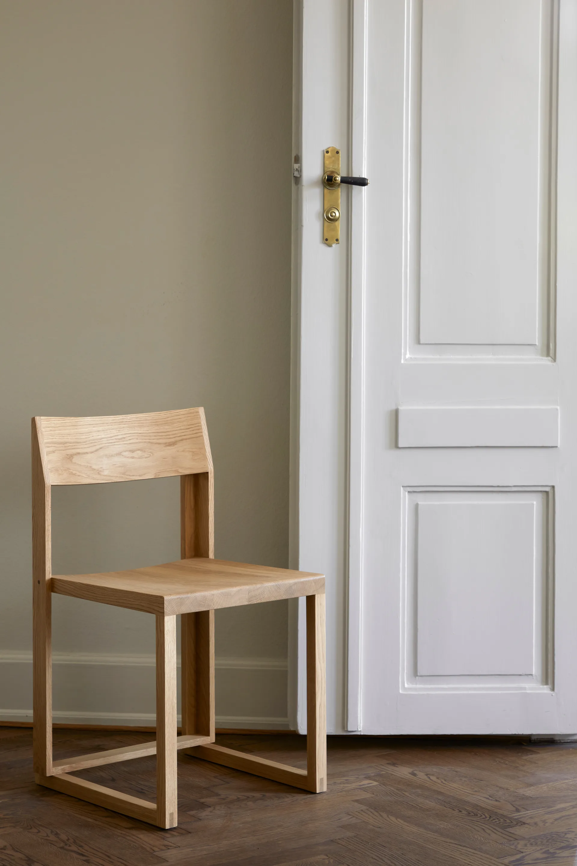 Outline cadeira, Carvalho aquecido laqueado–nogueira Kristina Dam Studio