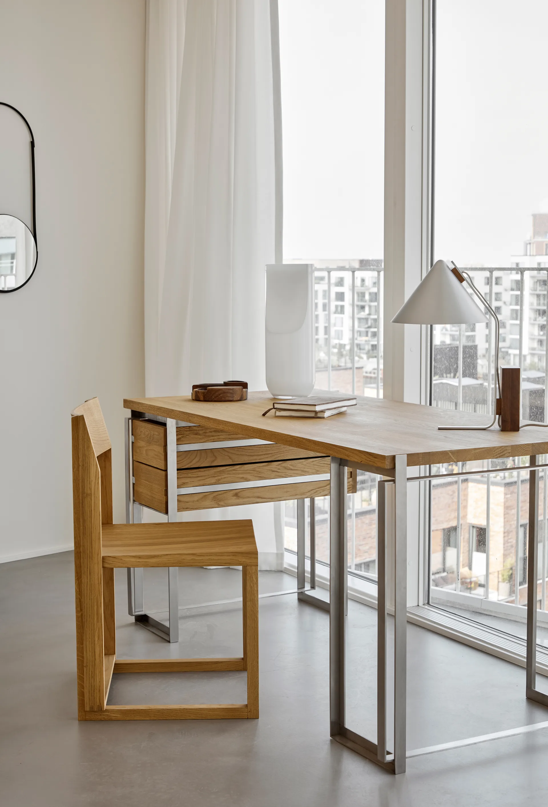 Outline cadeira, Carvalho aquecido laqueado–nogueira Kristina Dam Studio