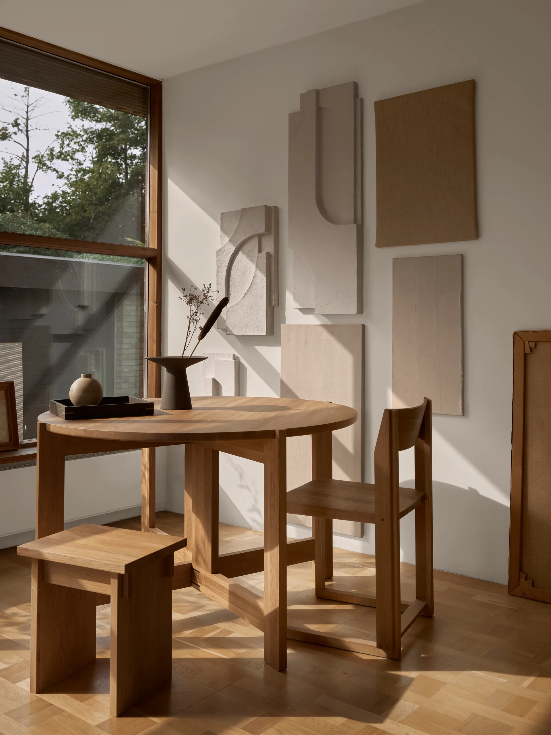 Outline cadeira, Carvalho aquecido laqueado–nogueira Kristina Dam Studio