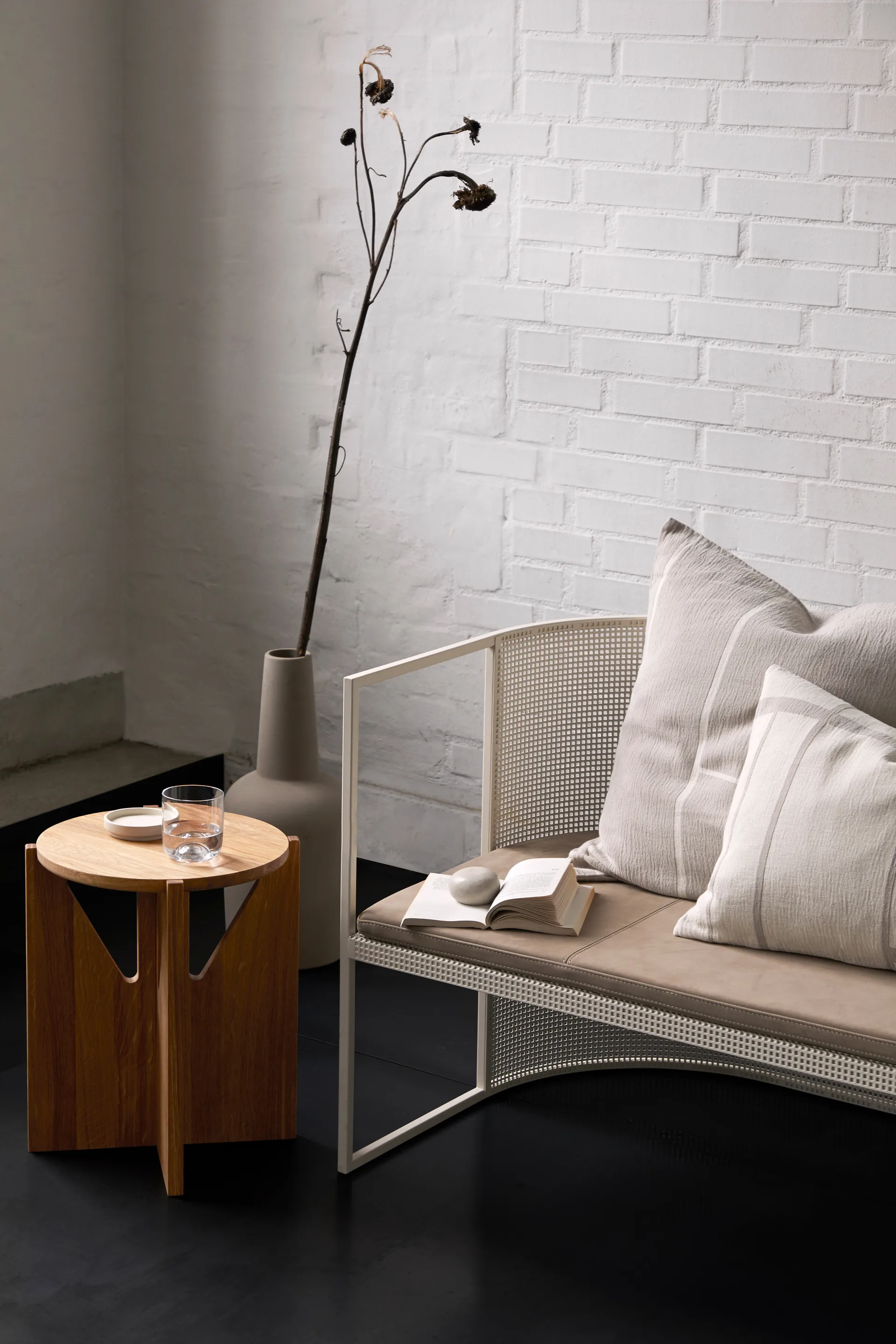 Simple banco Ø36 cm, Carvalho aquecido laqueado Kristina Dam Studio