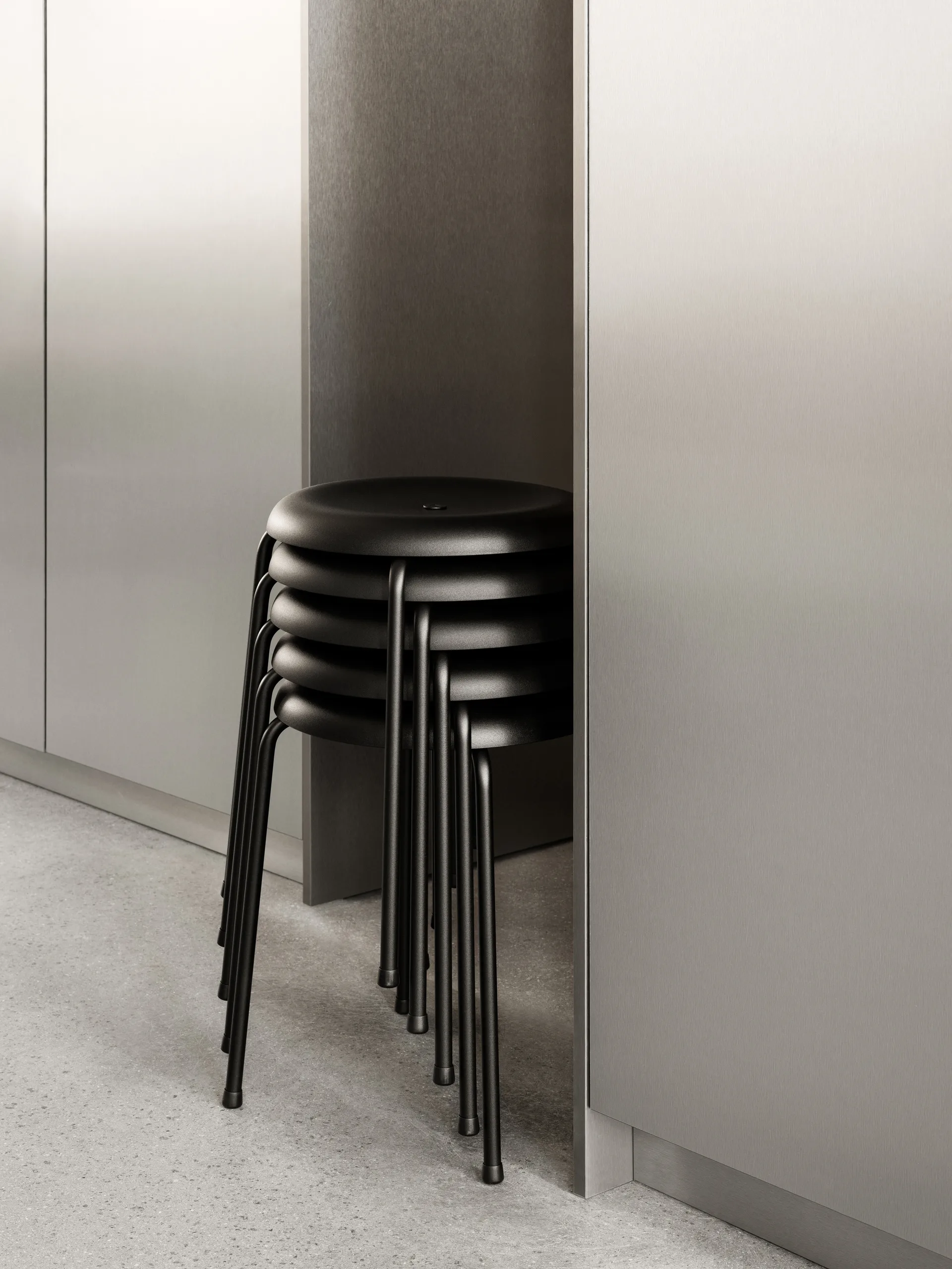 Banco taburete, Couro preto–base cromada, 45 cm Lammhults