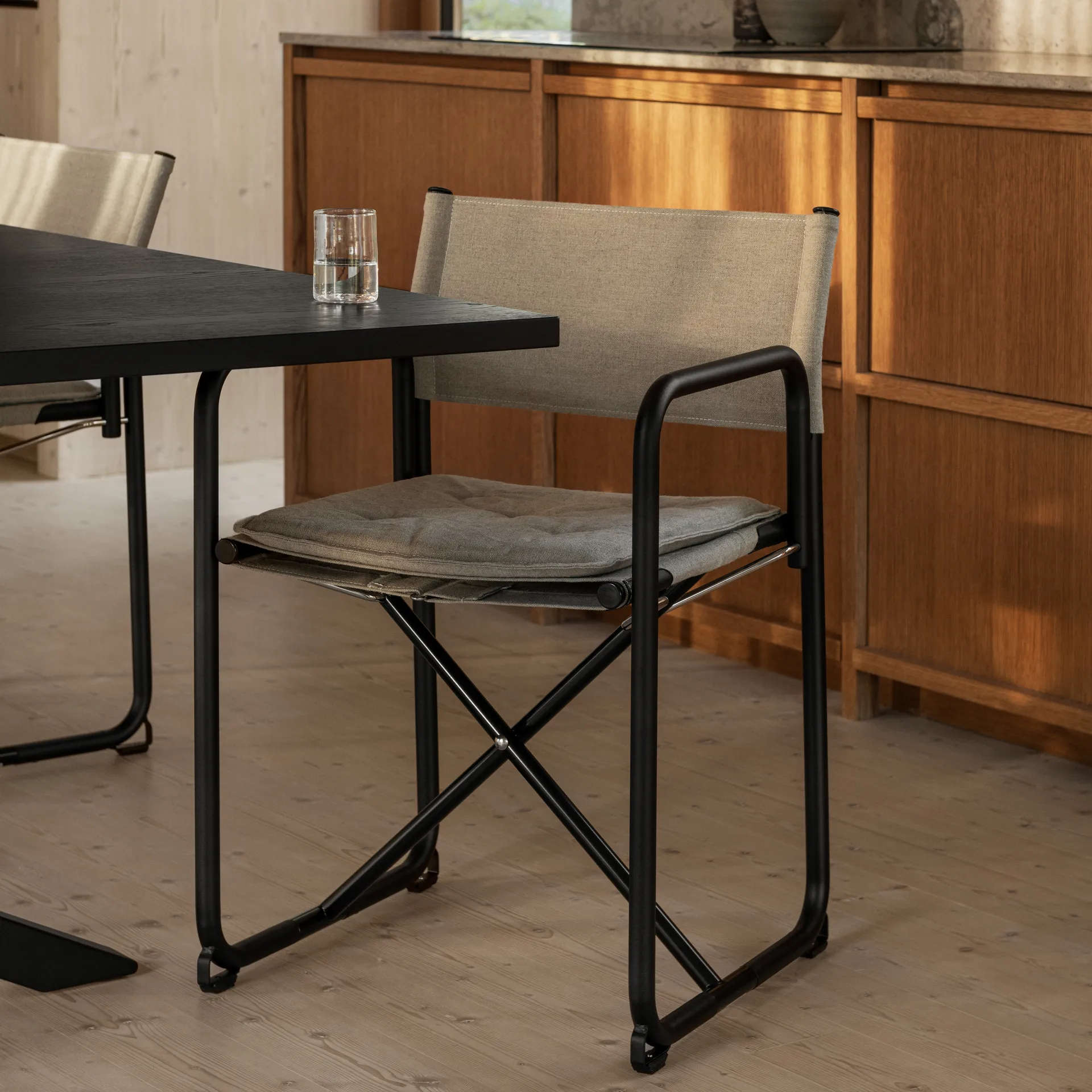 X75-2 cadeira com braços, Preto-cromo Lammhults