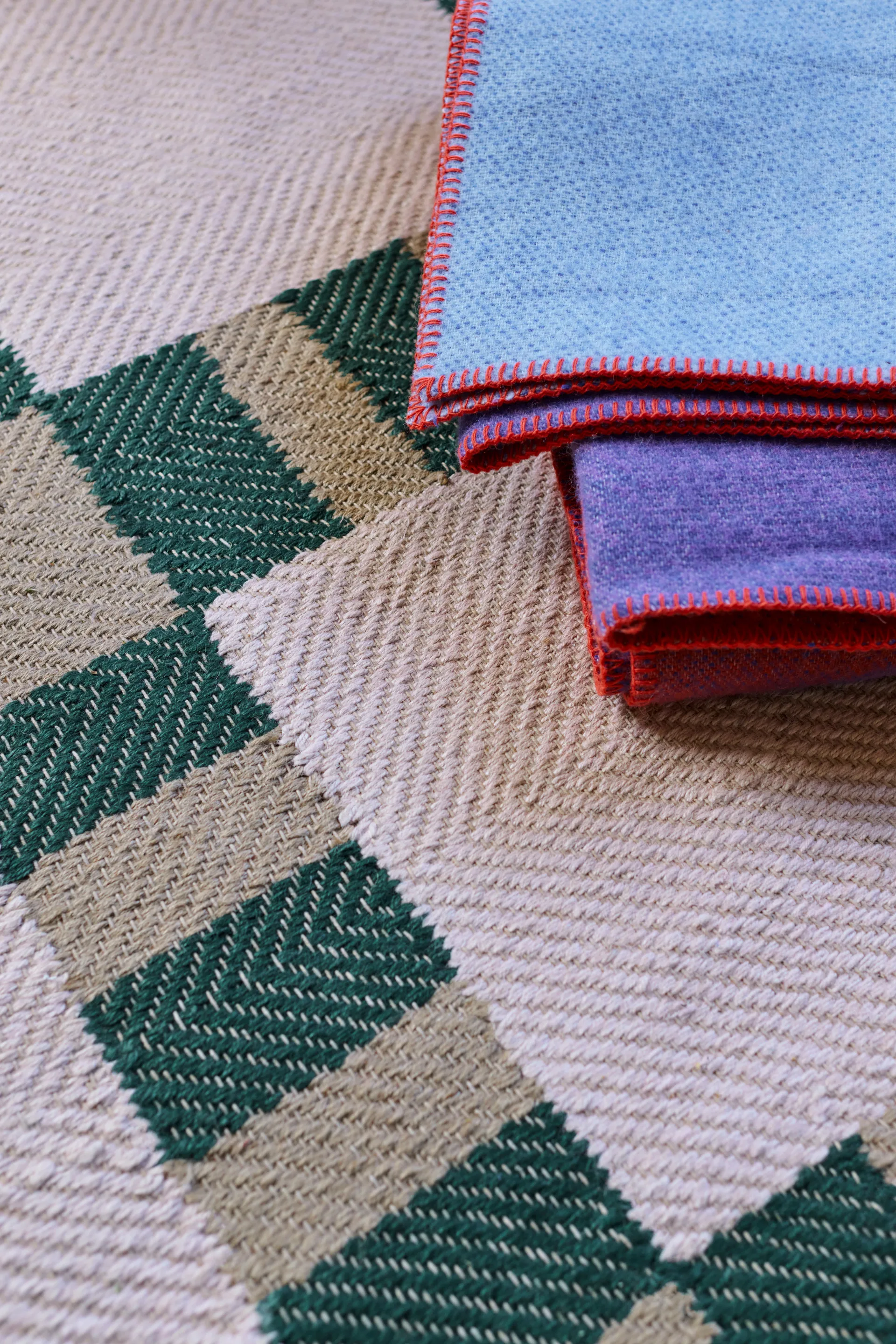 Tapete juta Evelina 140x200 cm, alho-poró coreana Layered