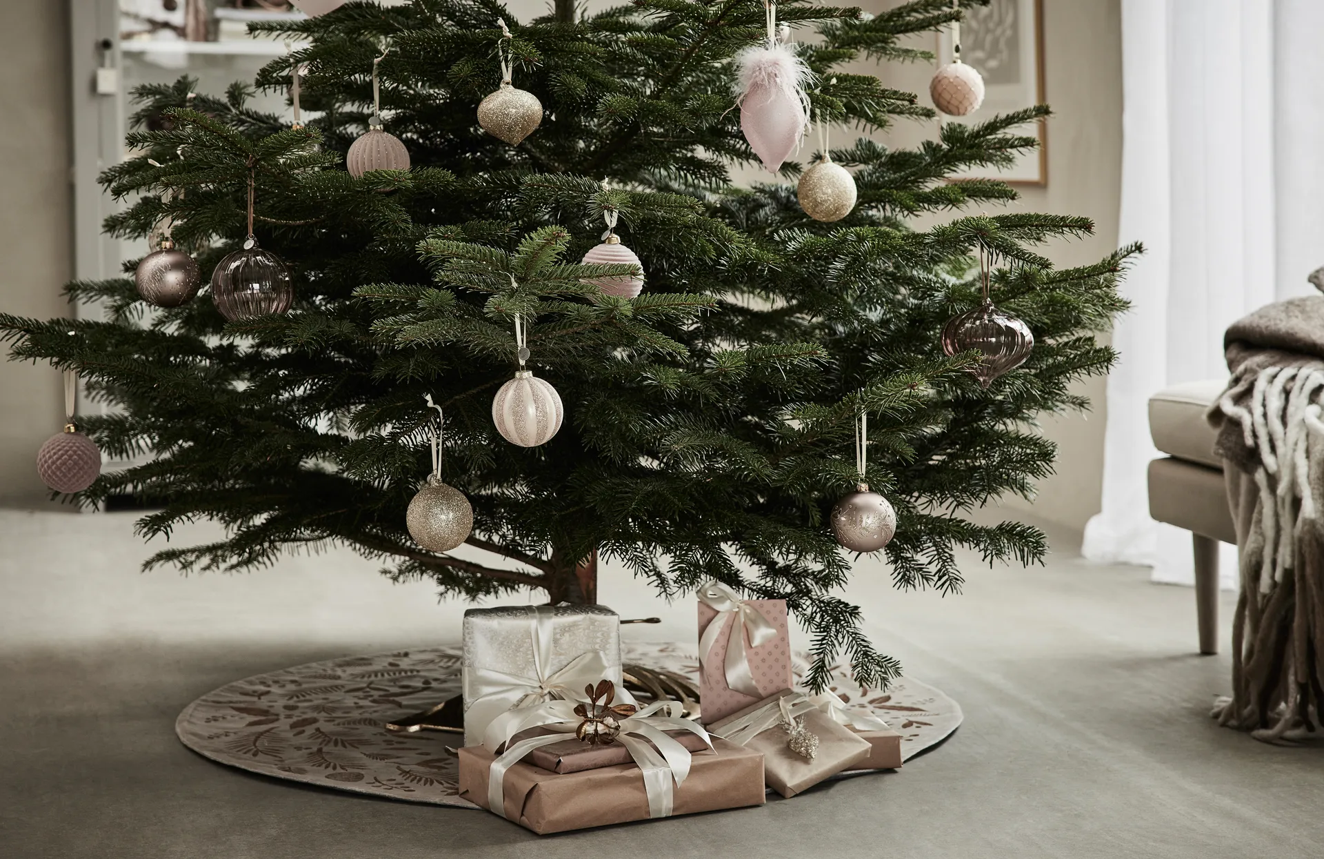 Tapete Cristie Chrsitmas tree Ø110 cm, linen-light gold Lene Bjerre
