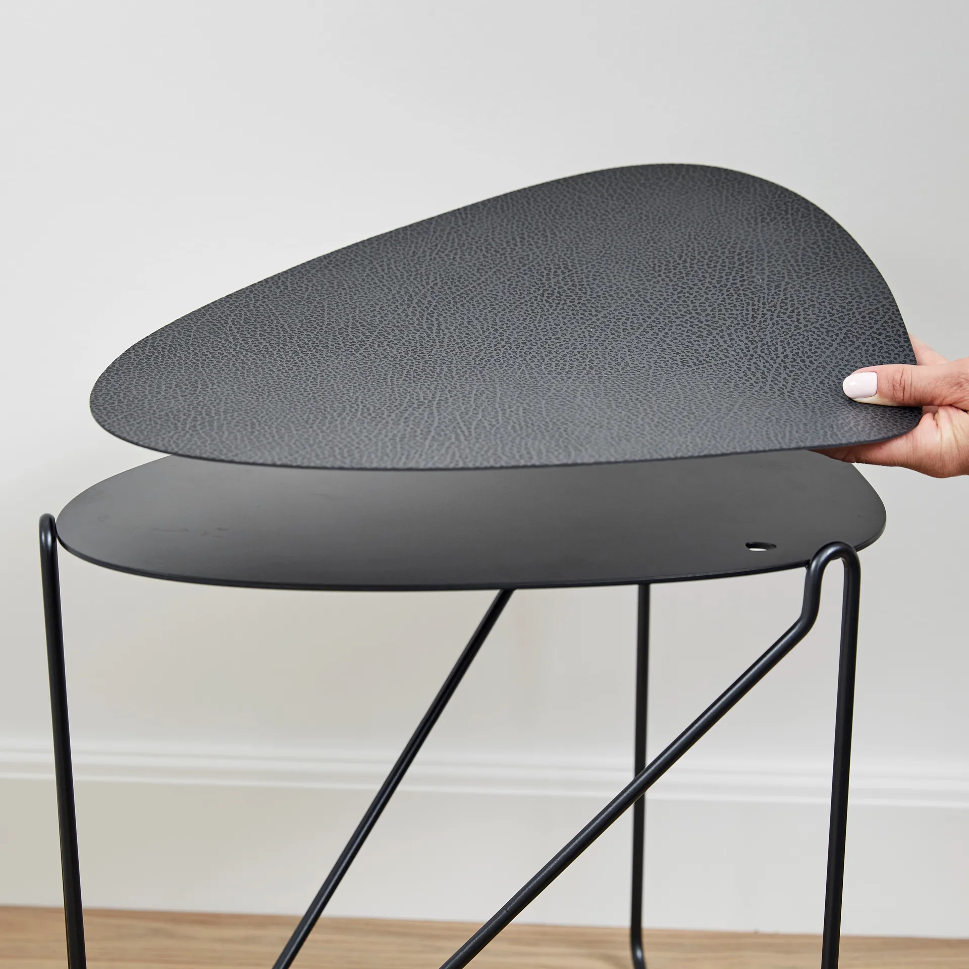 Mesa de apoio Curve Chameleon Hippo, preto antratice  LIND DNA