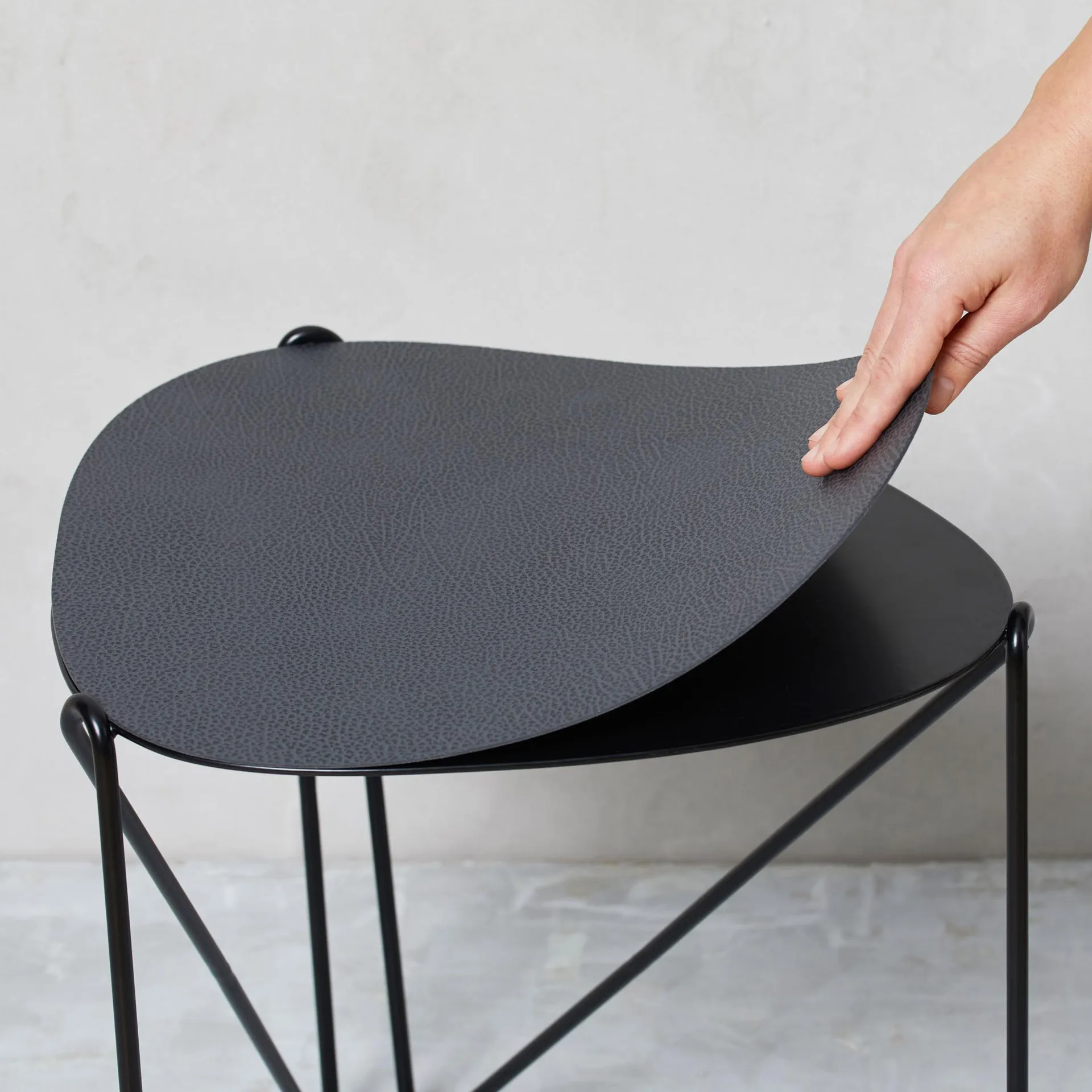 Mesa de apoio Curve Chameleon Hippo, preto antratice  LIND DNA