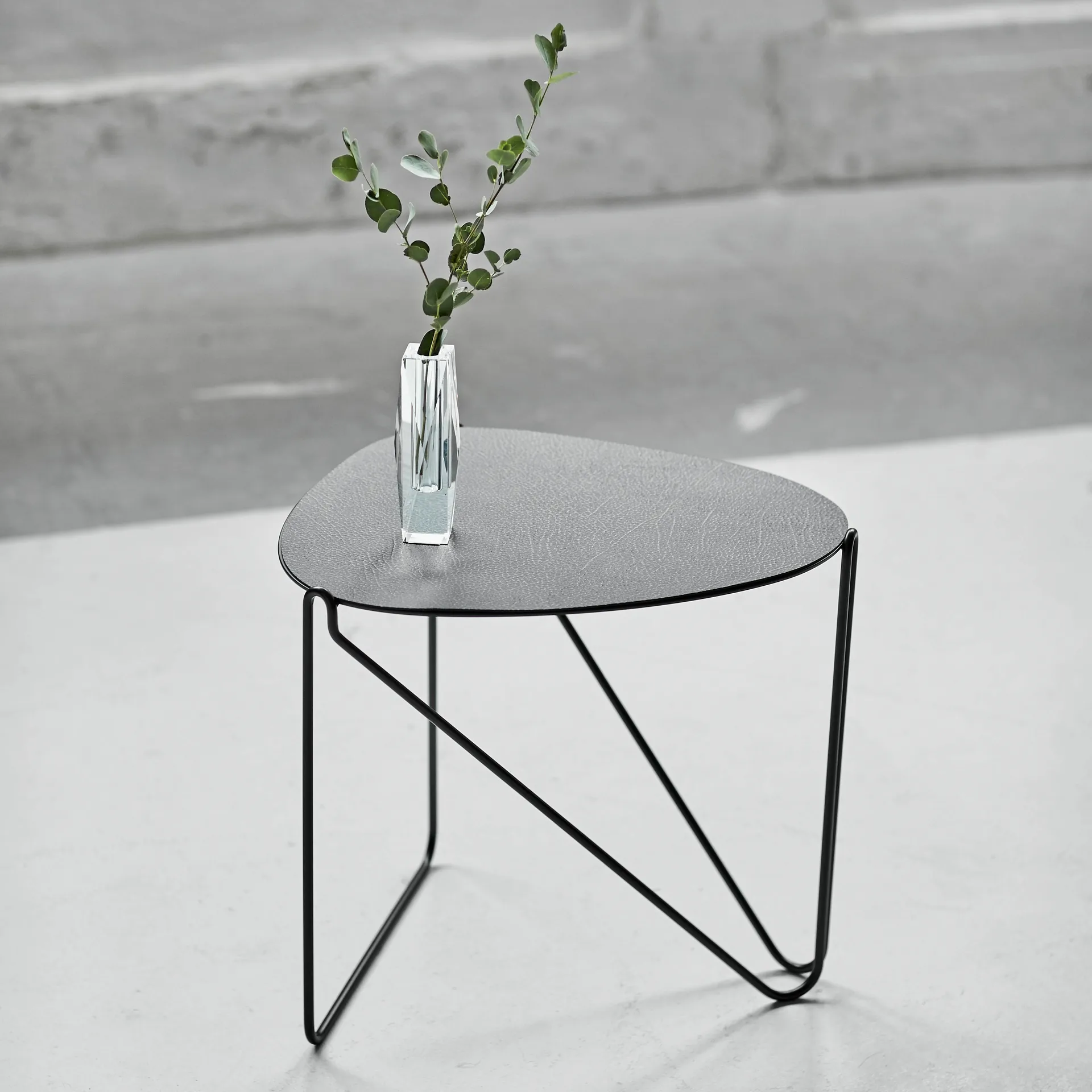 Mesa de apoio Curve Chameleon Hippo, preto antratice  LIND DNA