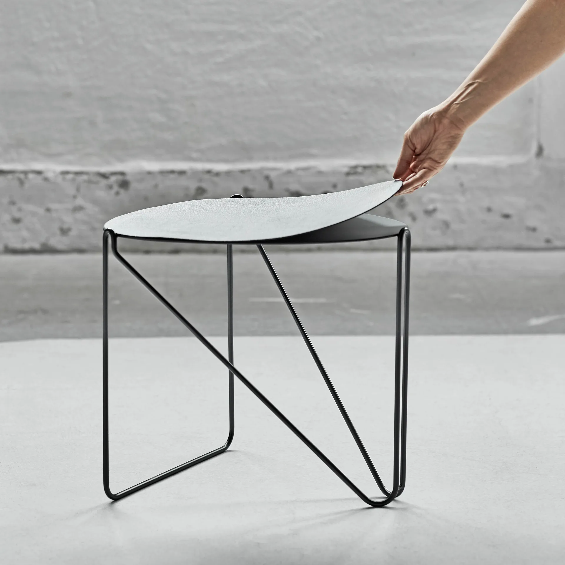 Mesa de apoio Curve Chameleon Hippo, preto antratice  LIND DNA