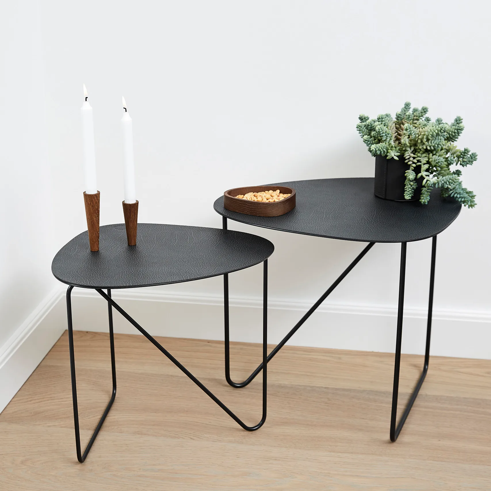 Mesa de apoio L Curve Hippo, preto antratice  LIND DNA