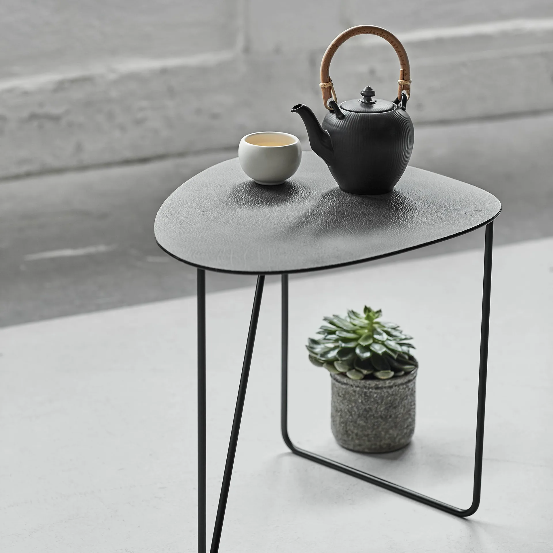 Mesa de apoio L Curve Hippo, preto antratice  LIND DNA
