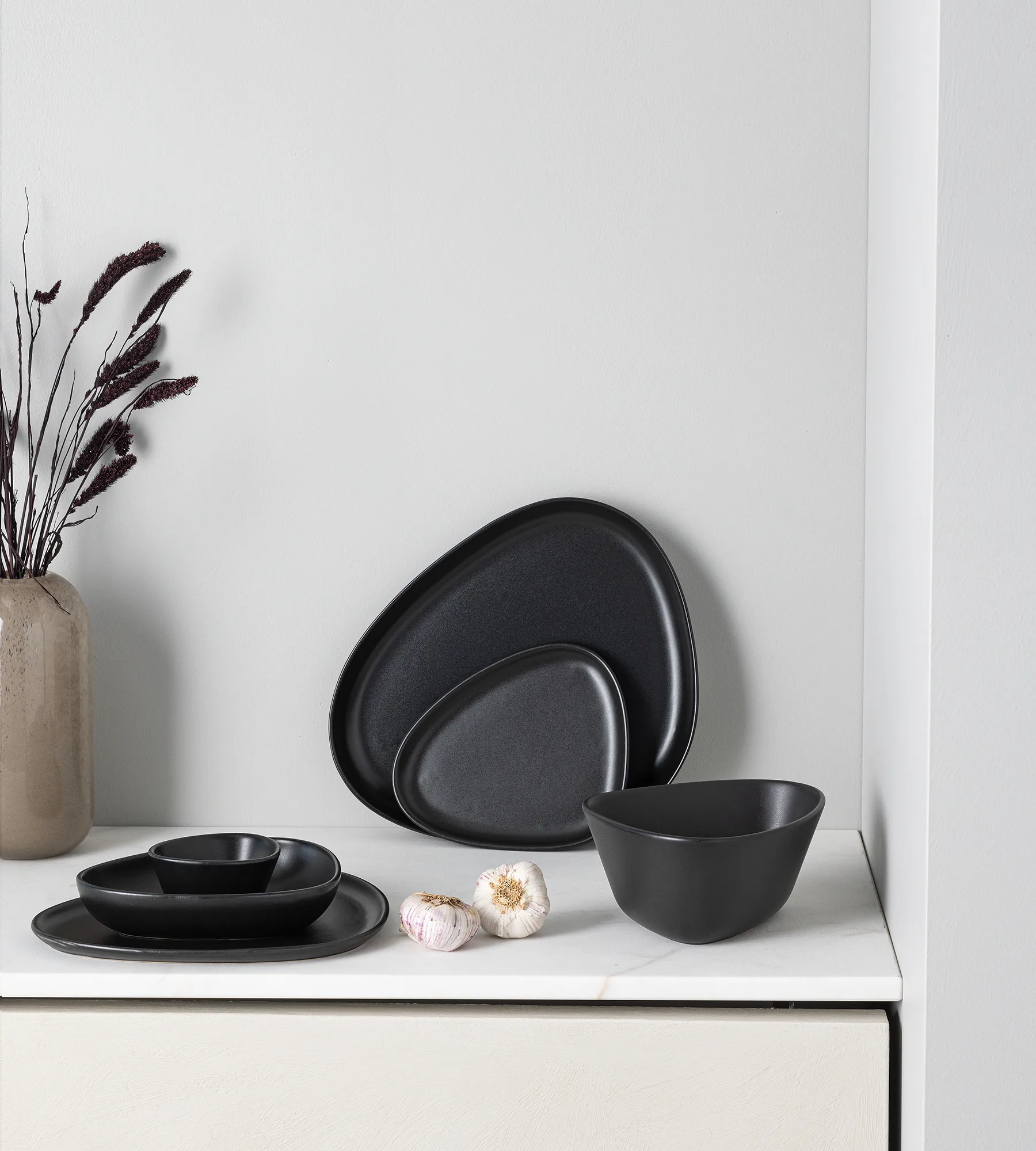 Prato Curve Stoneware 26x30 cm, preto LIND DNA