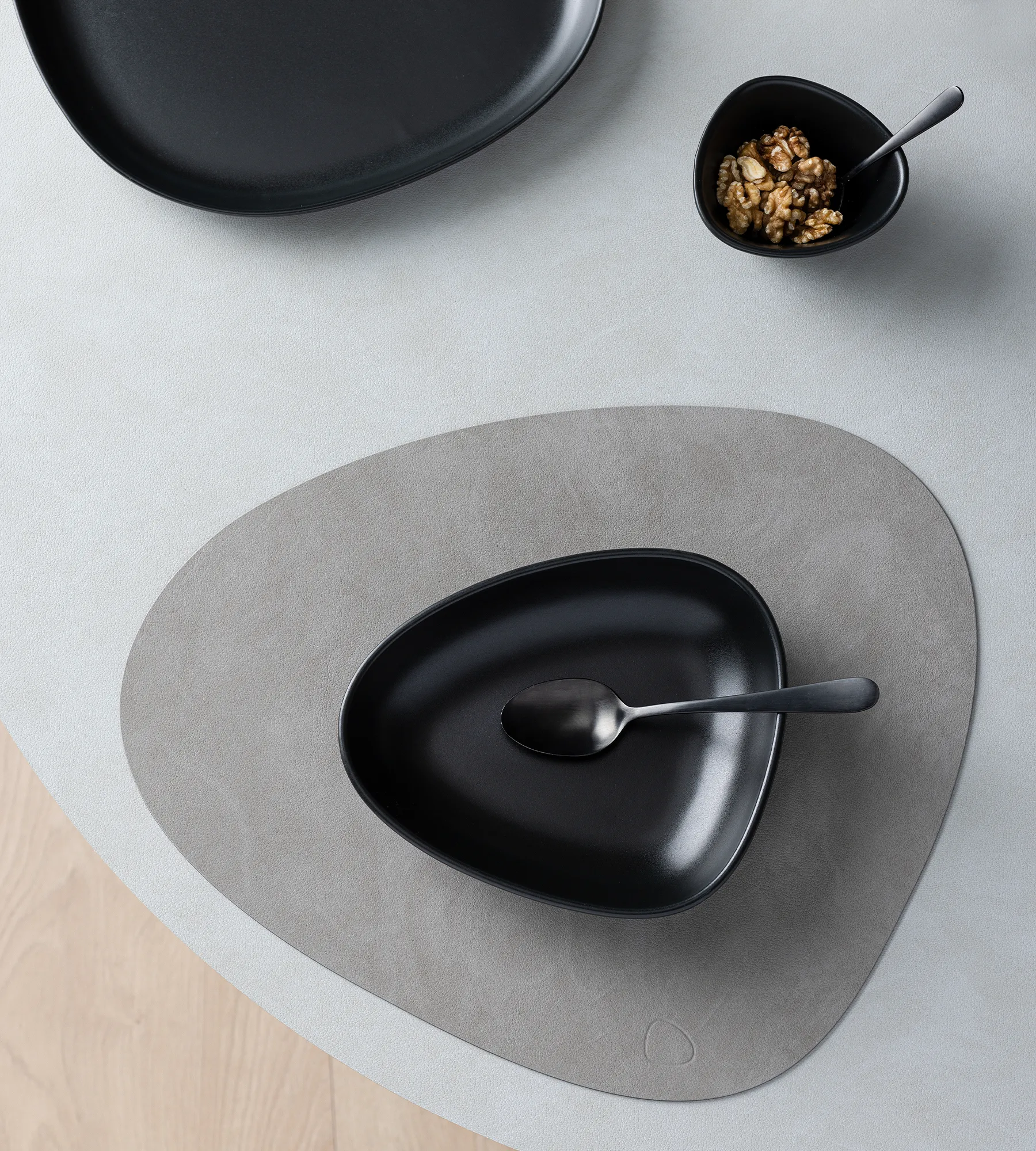 Prato fundo Curve Stoneware 19x22 cm, preto LIND DNA