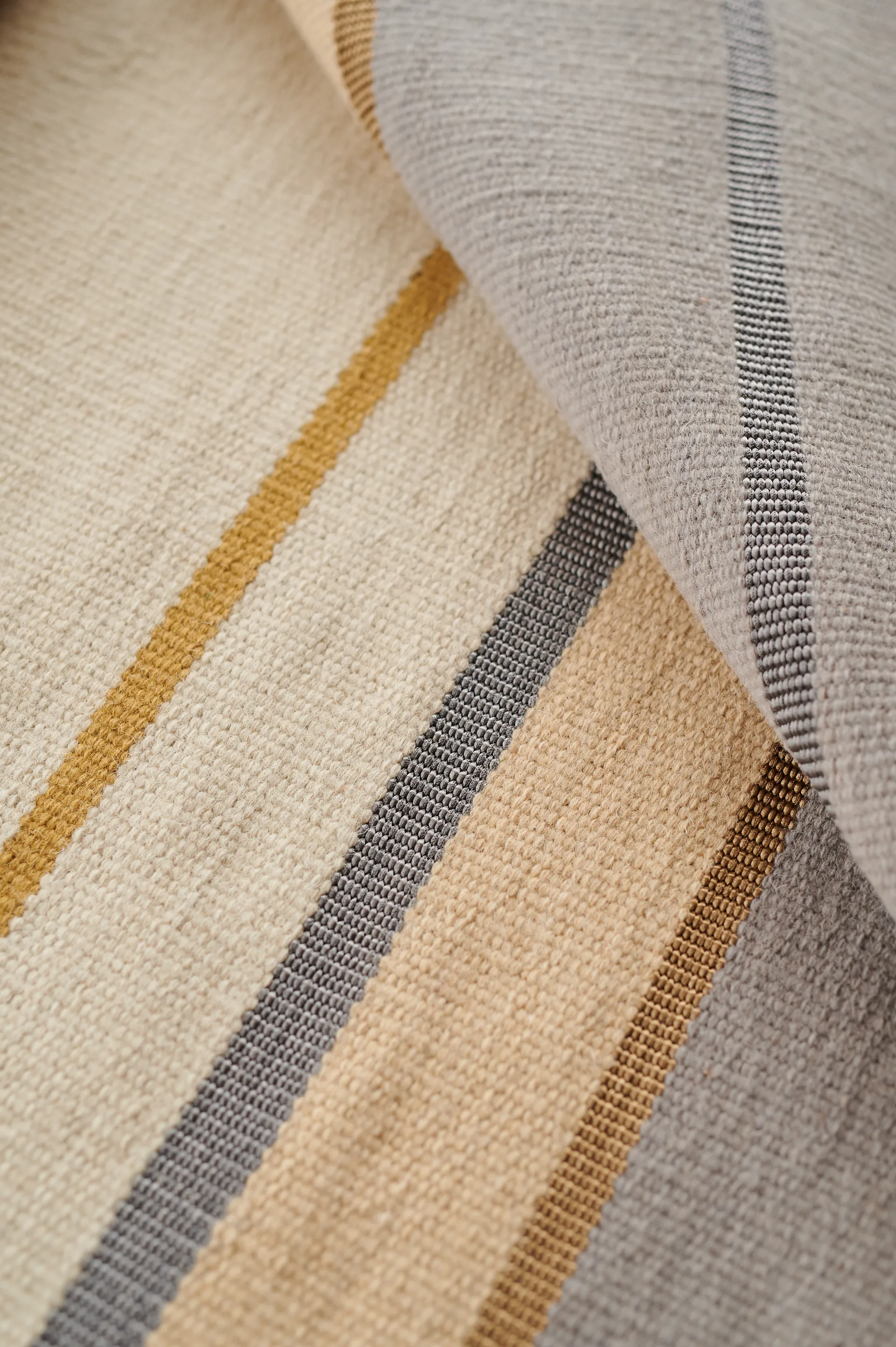 Tapete Metallum 140x200 cm, Mustard Linie Design