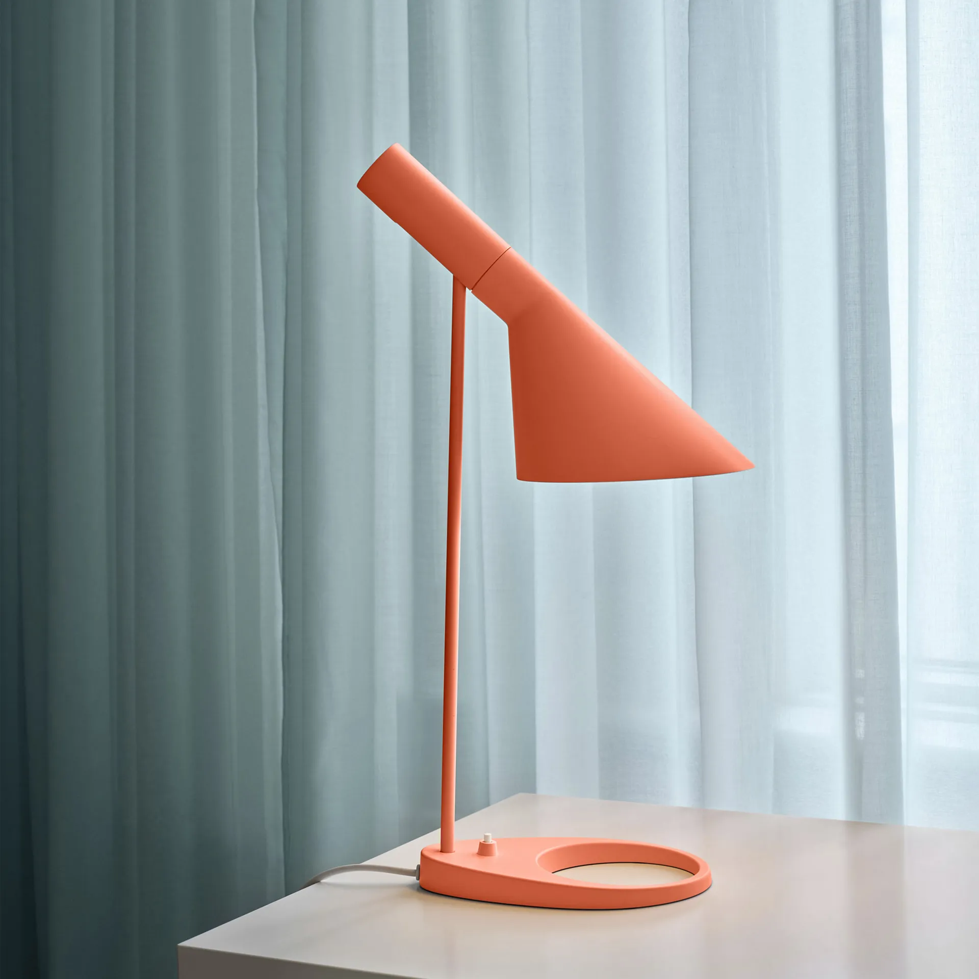 Candeeiro de mesa AJ MINI, Electric orange Louis Poulsen