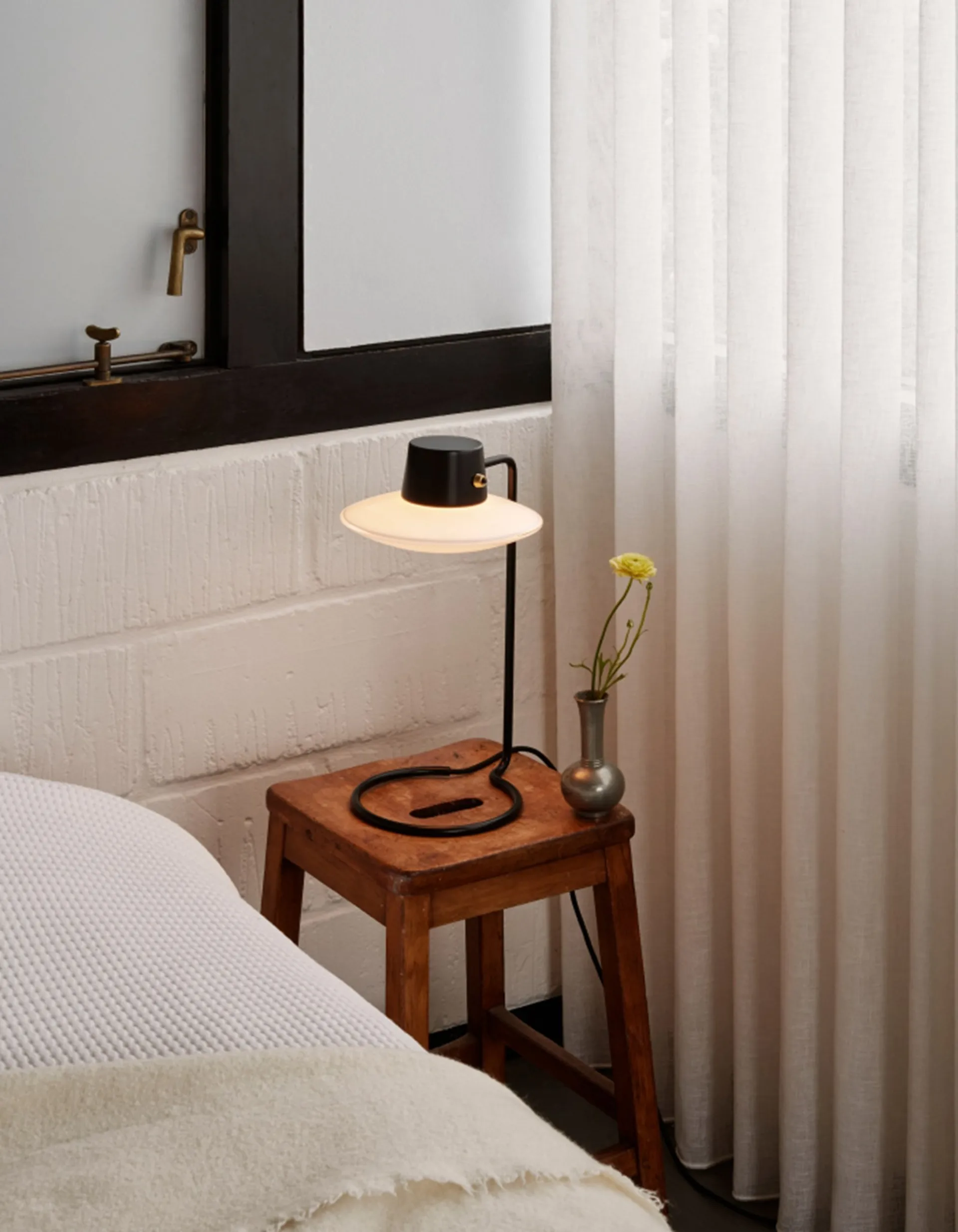 Candeeiro de mesa AJ Oxford 41 cm preto, Vidro opala Louis Poulsen