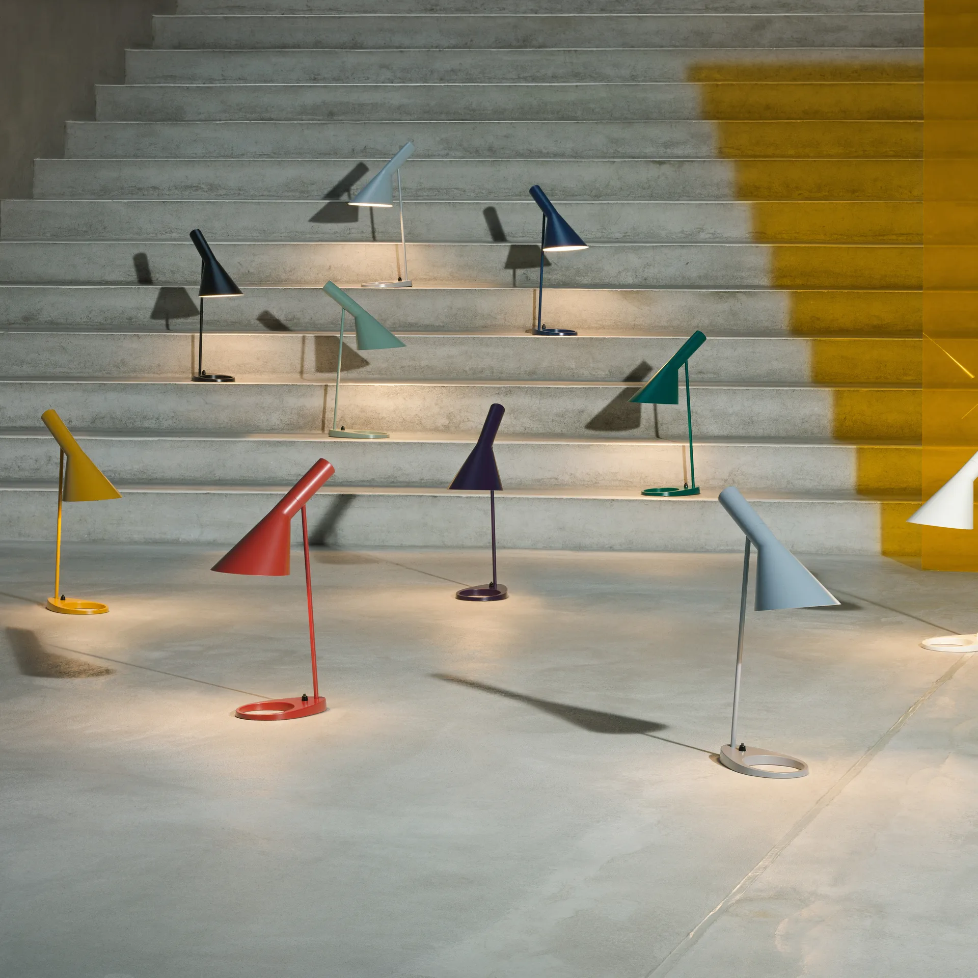 Candeeiro de mesa AJ, Petróleo leve Louis Poulsen