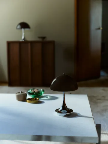 Candeeiro de mesa Panthella 160 Portable v3 - Original Opal Brown - Louis Poulsen