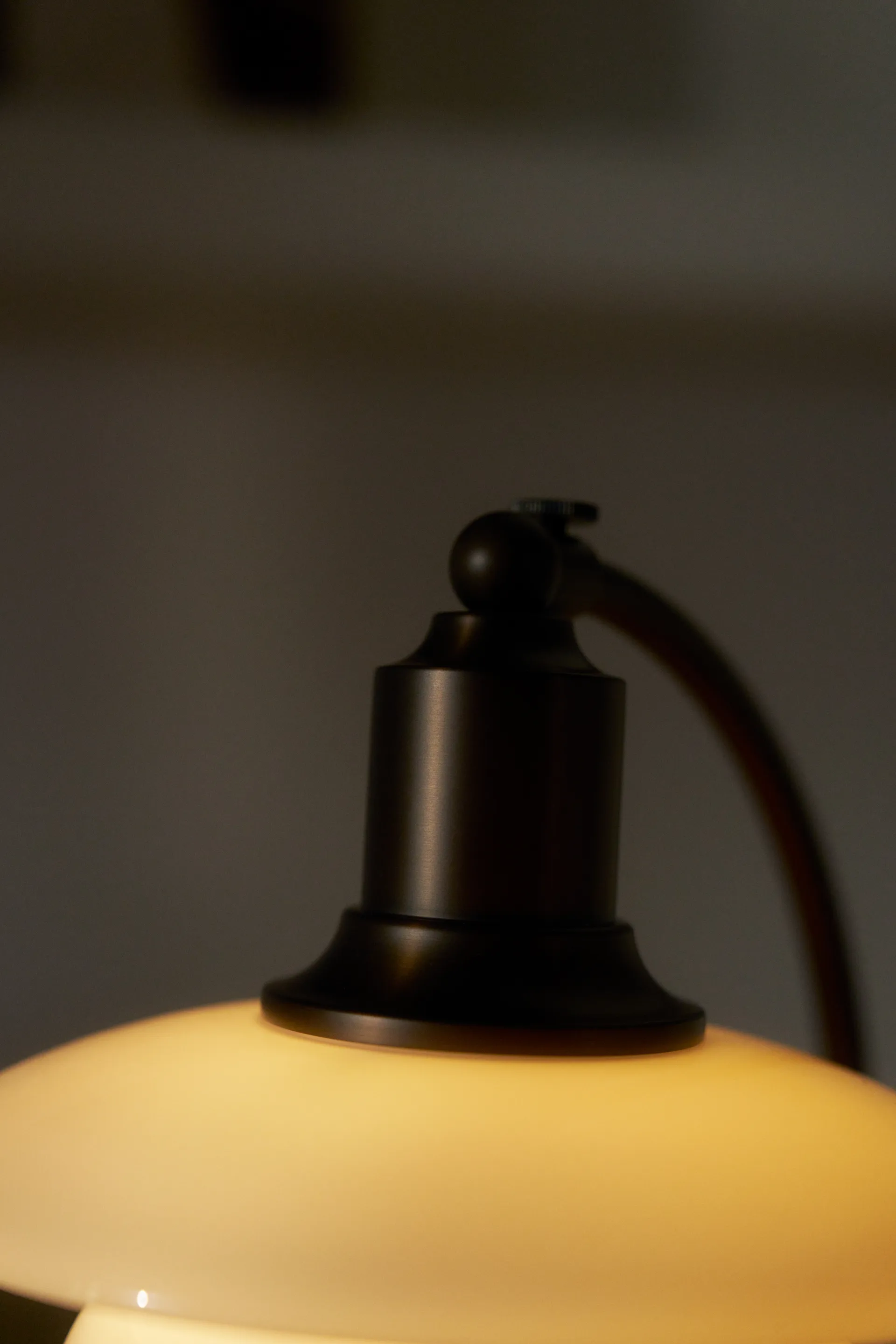 Candeeiro de mesa PH 2/2 Luna, Aged brass-vidro opalino Louis Poulsen