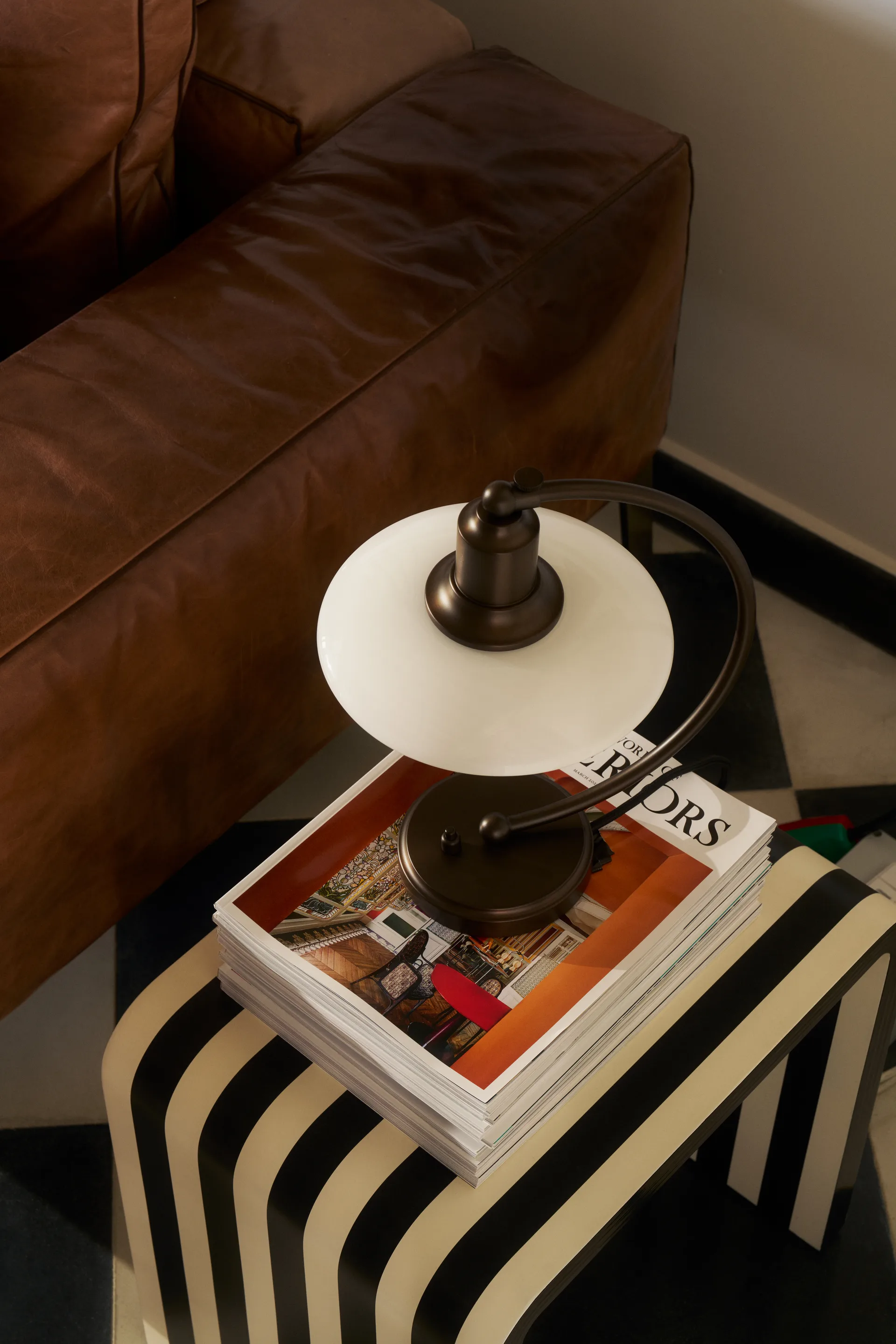 Candeeiro de mesa PH 2/2 Luna, Aged brass-vidro opalino Louis Poulsen