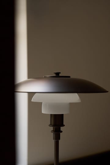 Candeeiro de mesa PH 3/2 Luna - Aged brass-vidro opalino - Louis Poulsen