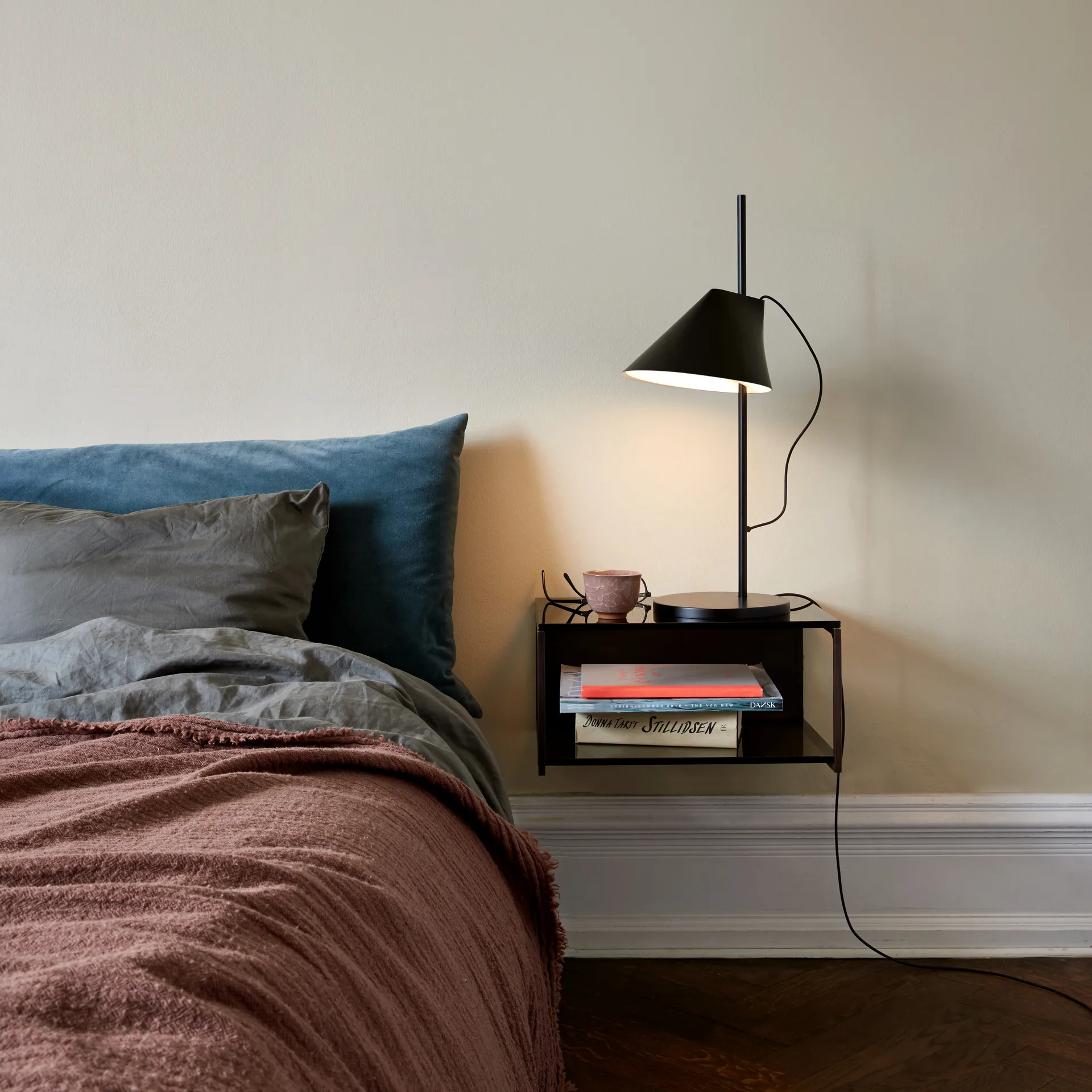 Candeeiro de mesa Yuh, Preto Louis Poulsen