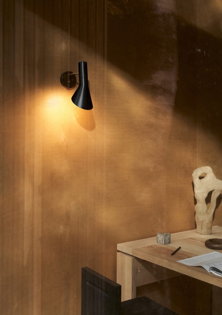 Candeeiro de parede AJ instalação fixa, Brass-black Louis Poulsen