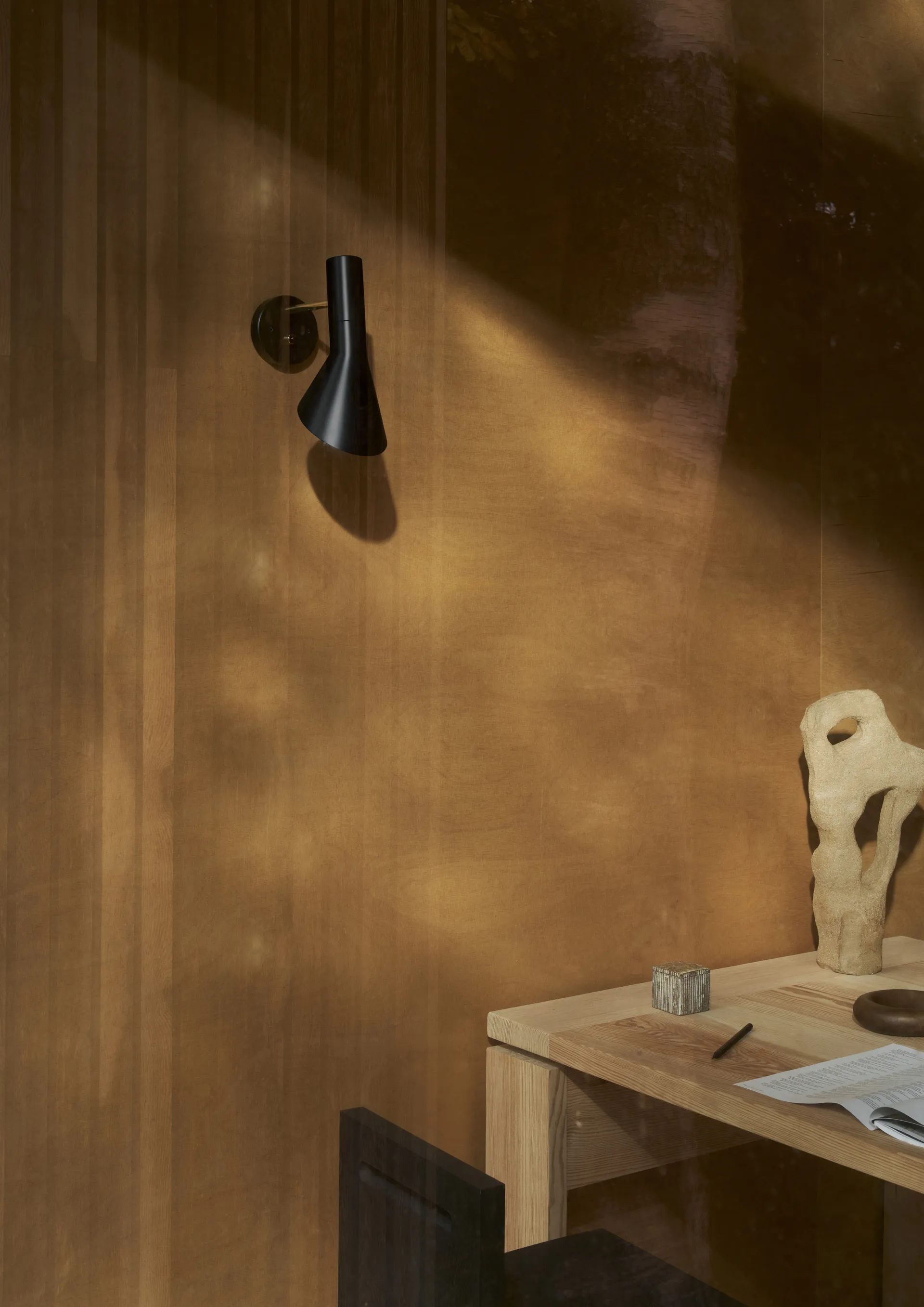 Candeeiro de parede AJ instalação fixa, Brass-black Louis Poulsen