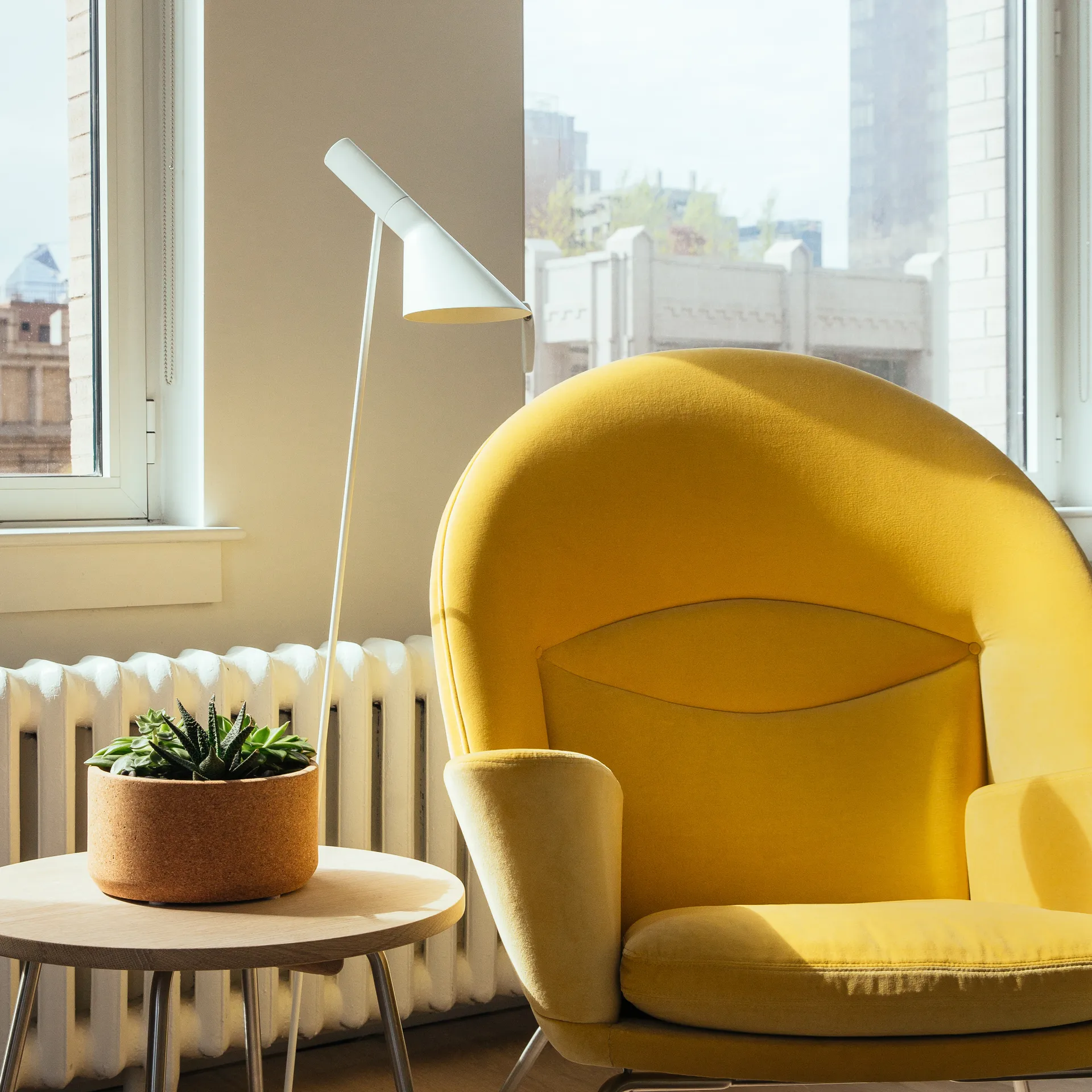 Candeeiro de pé AJ, Branco Louis Poulsen