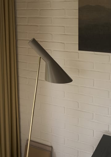 Candeeiro de pé AJ - Brass-warm grey - Louis Poulsen