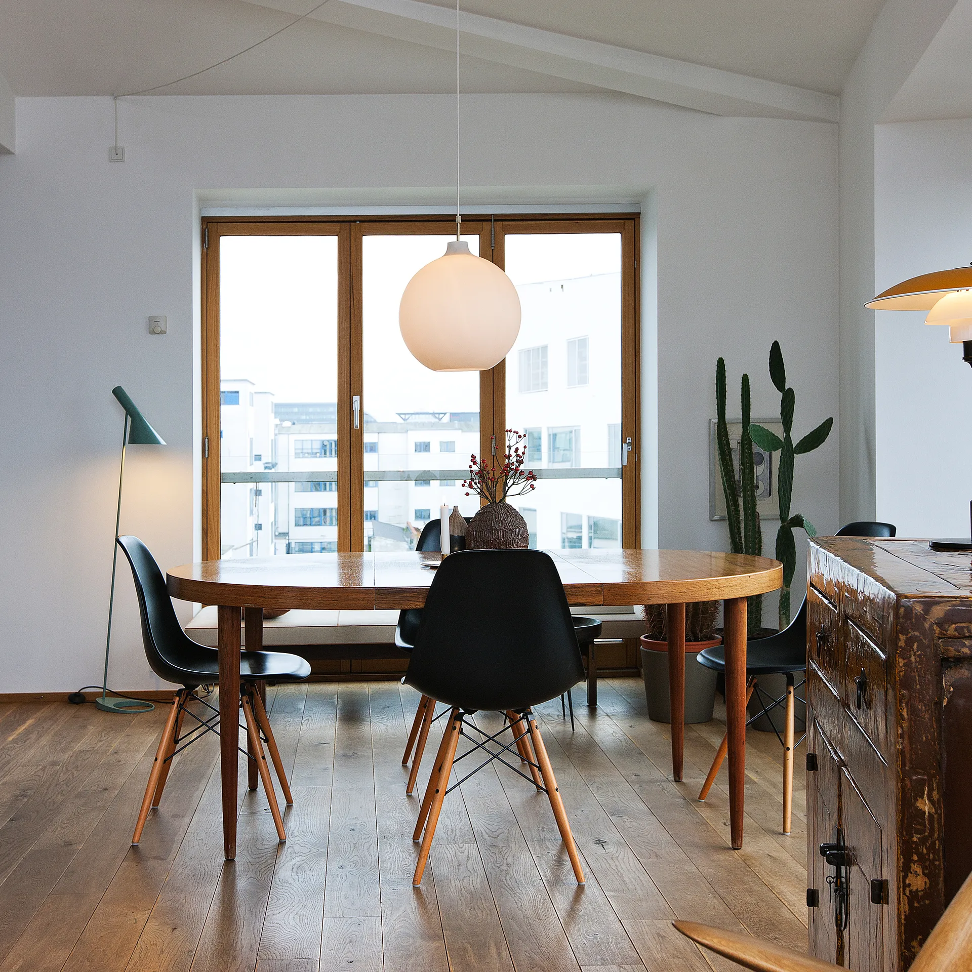 Candeeiro de pé AJ, Petróleo leve Louis Poulsen