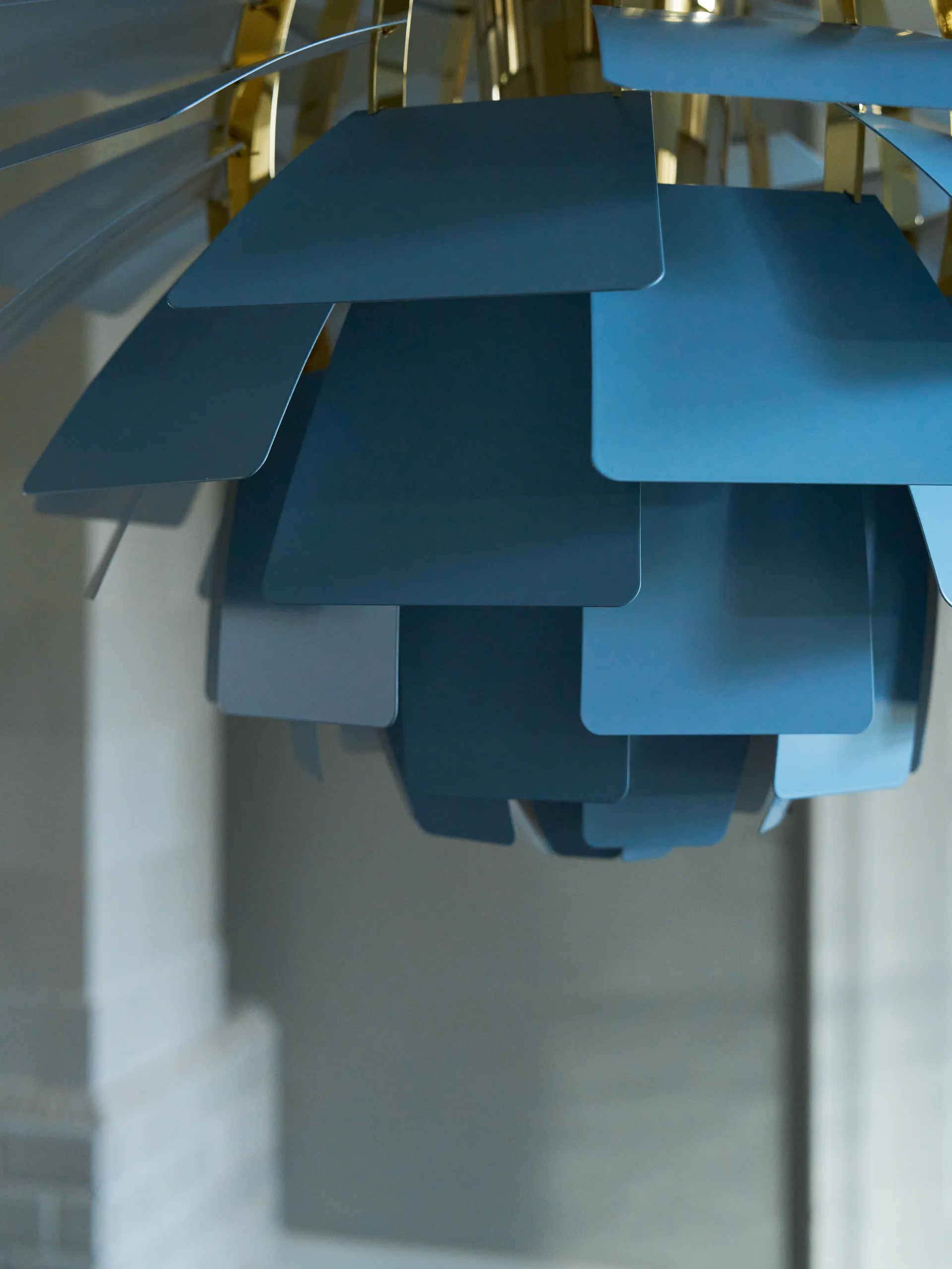 Candeeiro suspenso PH Artichoke Ø48 cm, Dusty blue-brass metallised Louis Poulsen