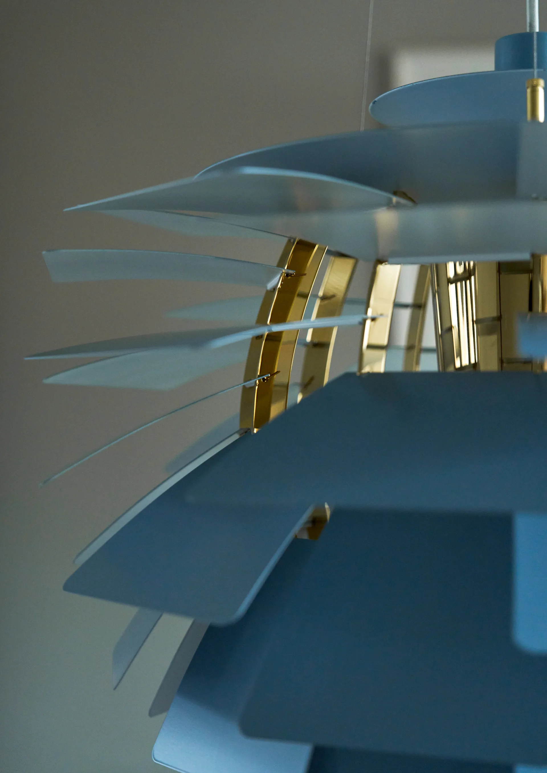 Candeeiro suspenso PH Artichoke Ø60 cm, Dusty blue-brass metallised Louis Poulsen