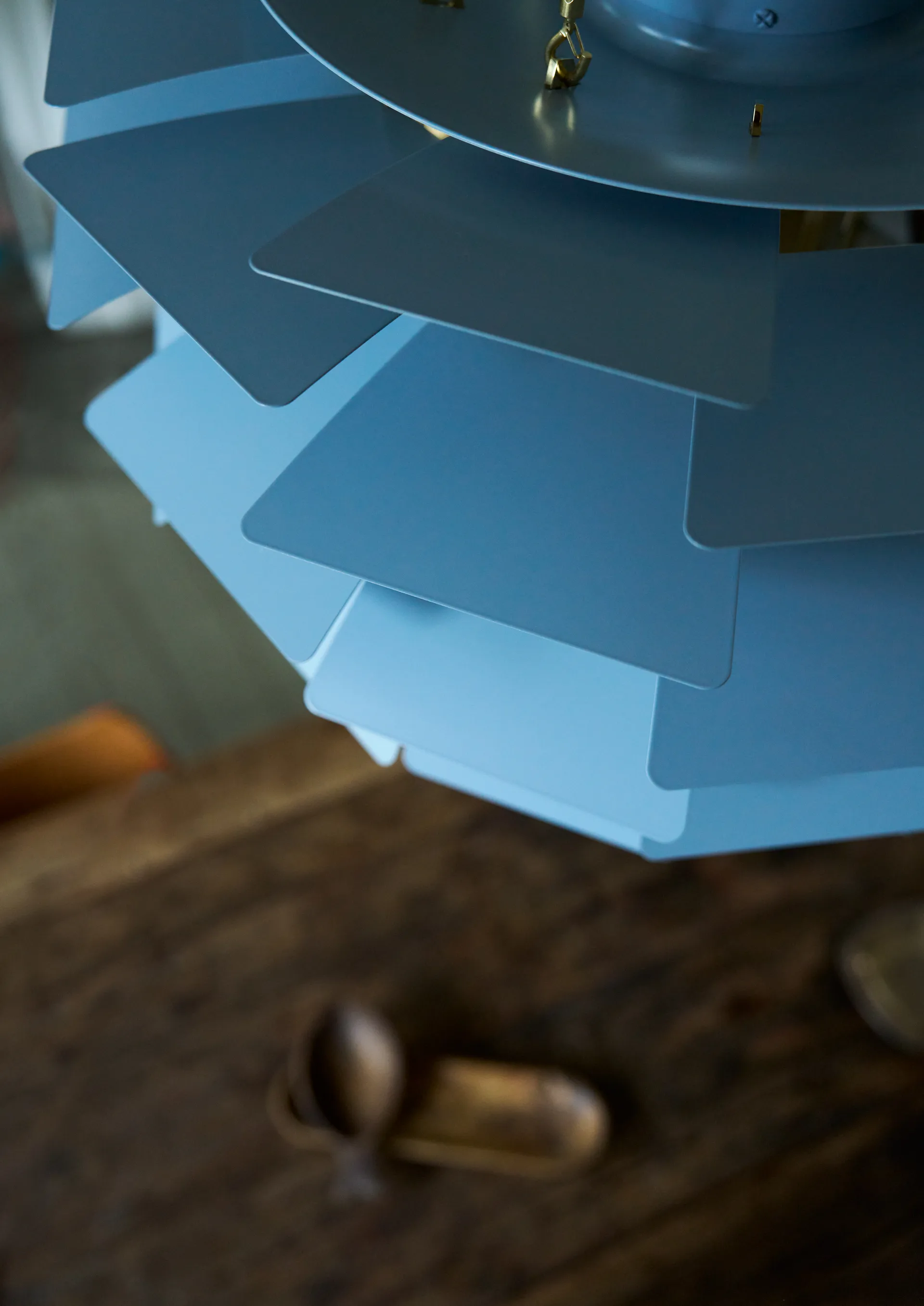 Candeeiro suspenso PH Artichoke Ø60 cm, Dusty blue-brass metallised Louis Poulsen