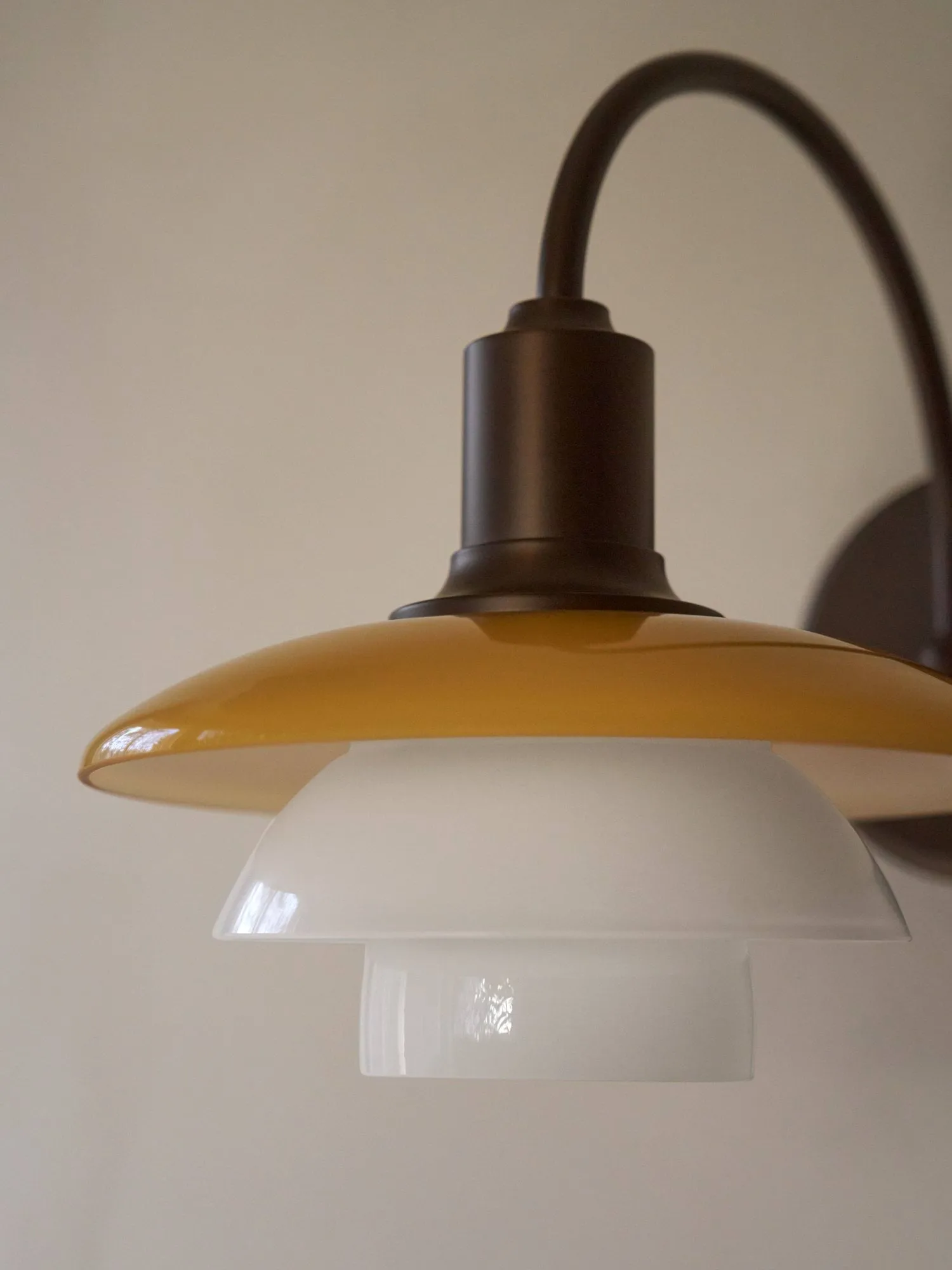 PH 2/2 Centenary Edition candeeiro de parede, Amber-opal white, ficha de tomada Louis Poulsen