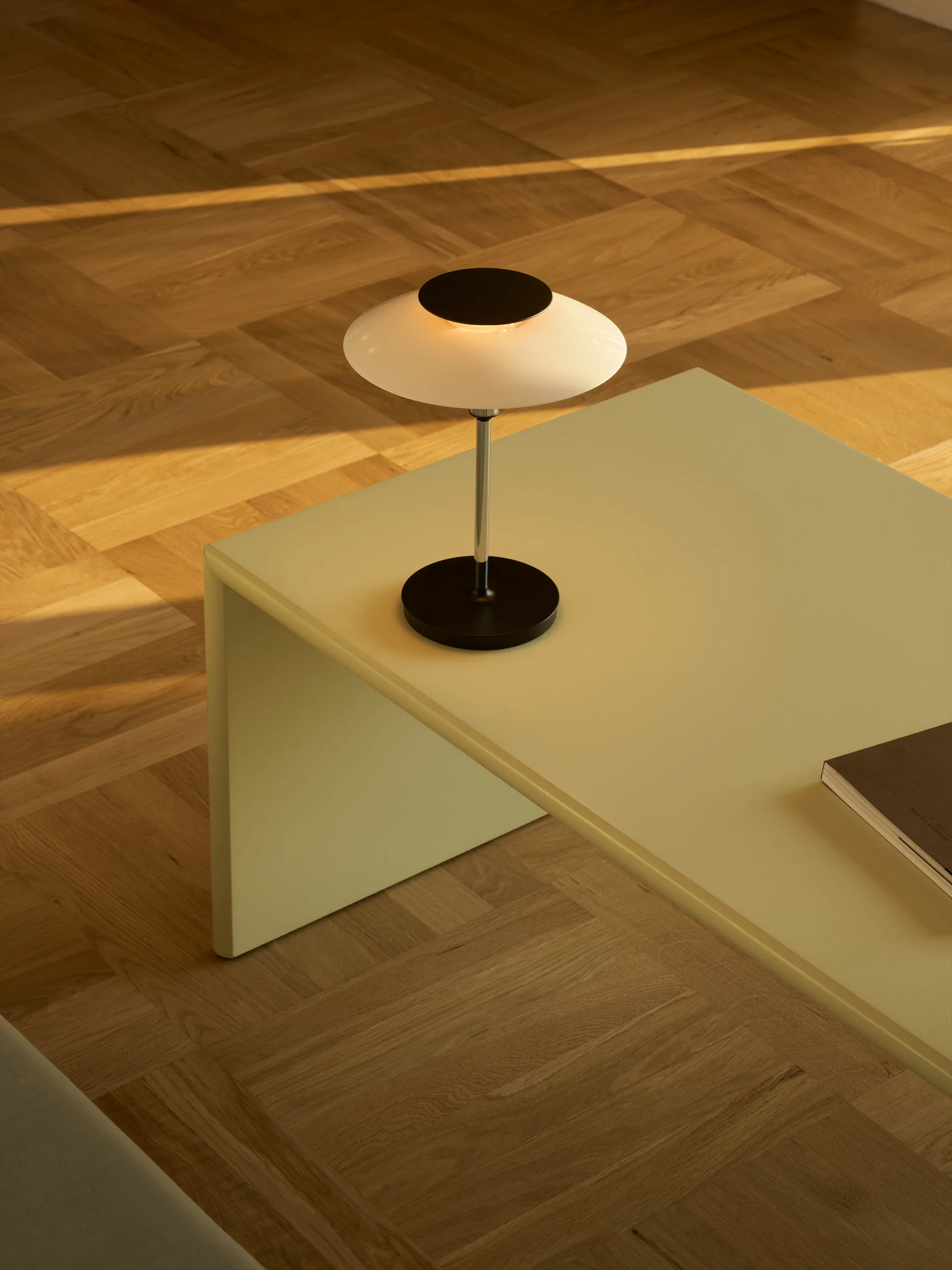 PH 80 candeeiro de mesa portátil, Opala branca, cromado Louis Poulsen