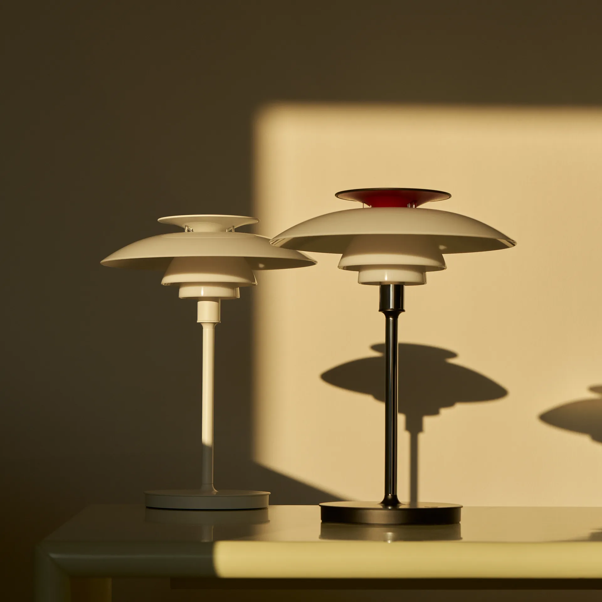 PH 80 candeeiro de mesa portátil, Opala branca, cromado Louis Poulsen