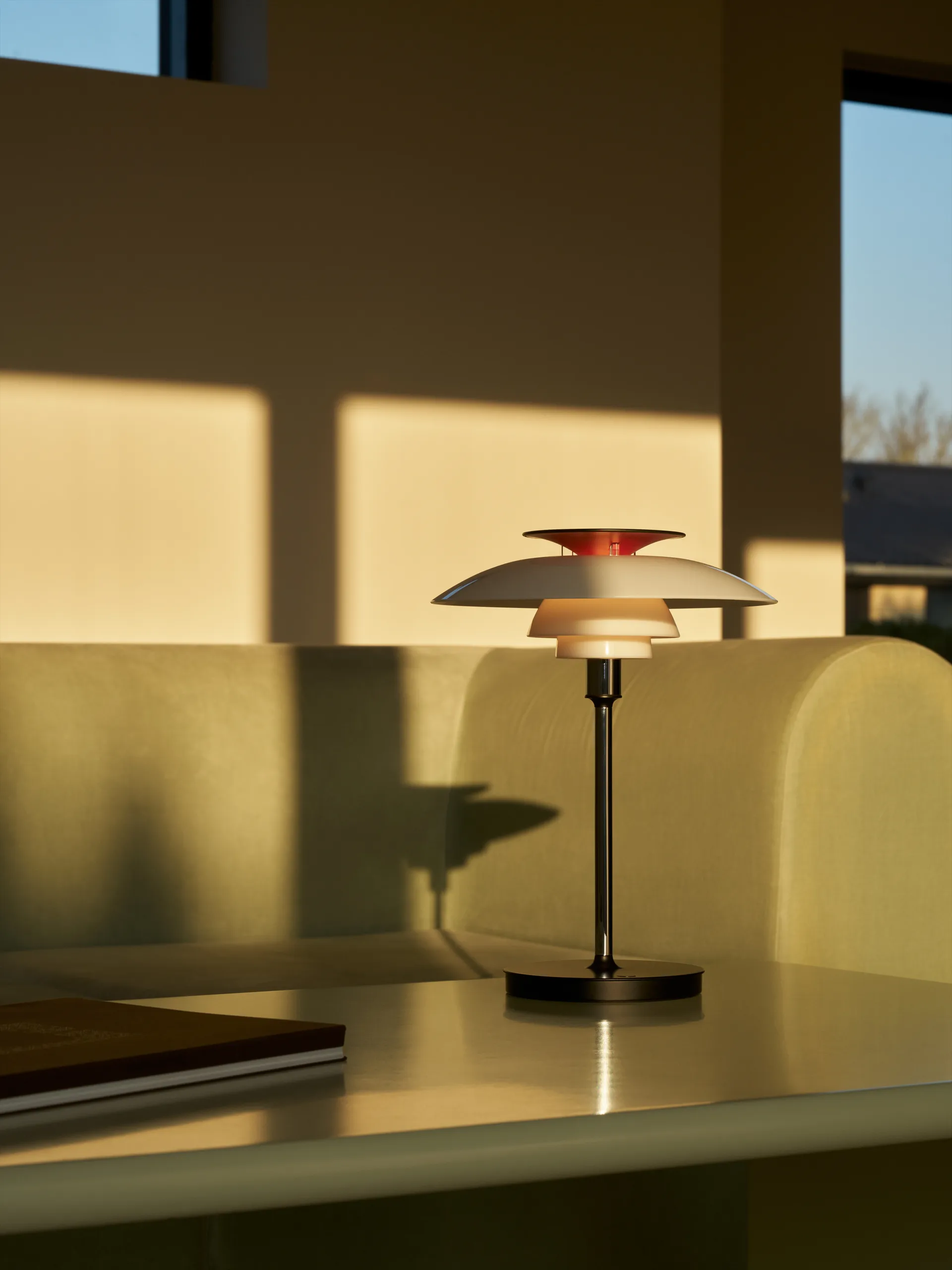 PH 80 candeeiro de mesa portátil, Opala branca, cromado Louis Poulsen