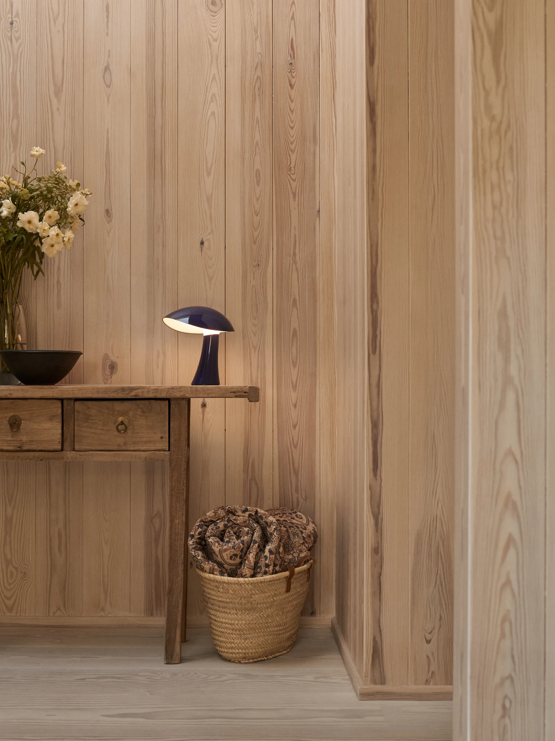 Rumee 220 candeeiro de mesa portátil, Azul noite Louis Poulsen