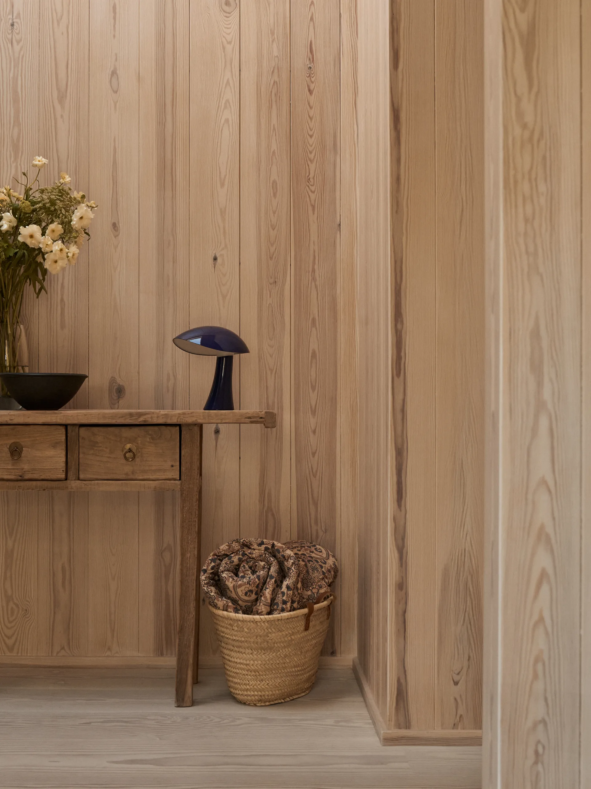 Rumee 220 candeeiro de mesa portátil, Azul noite Louis Poulsen