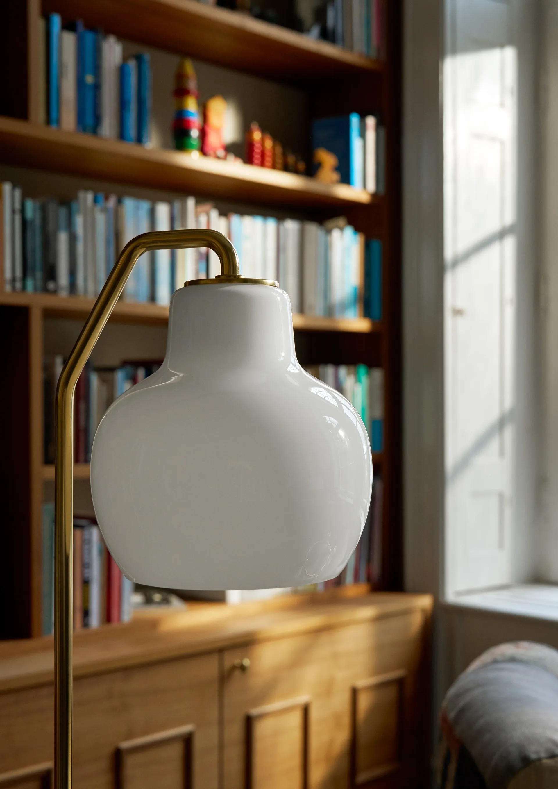 VL Ring Crown candeeiro de chão, Latão-vidro opal Louis Poulsen