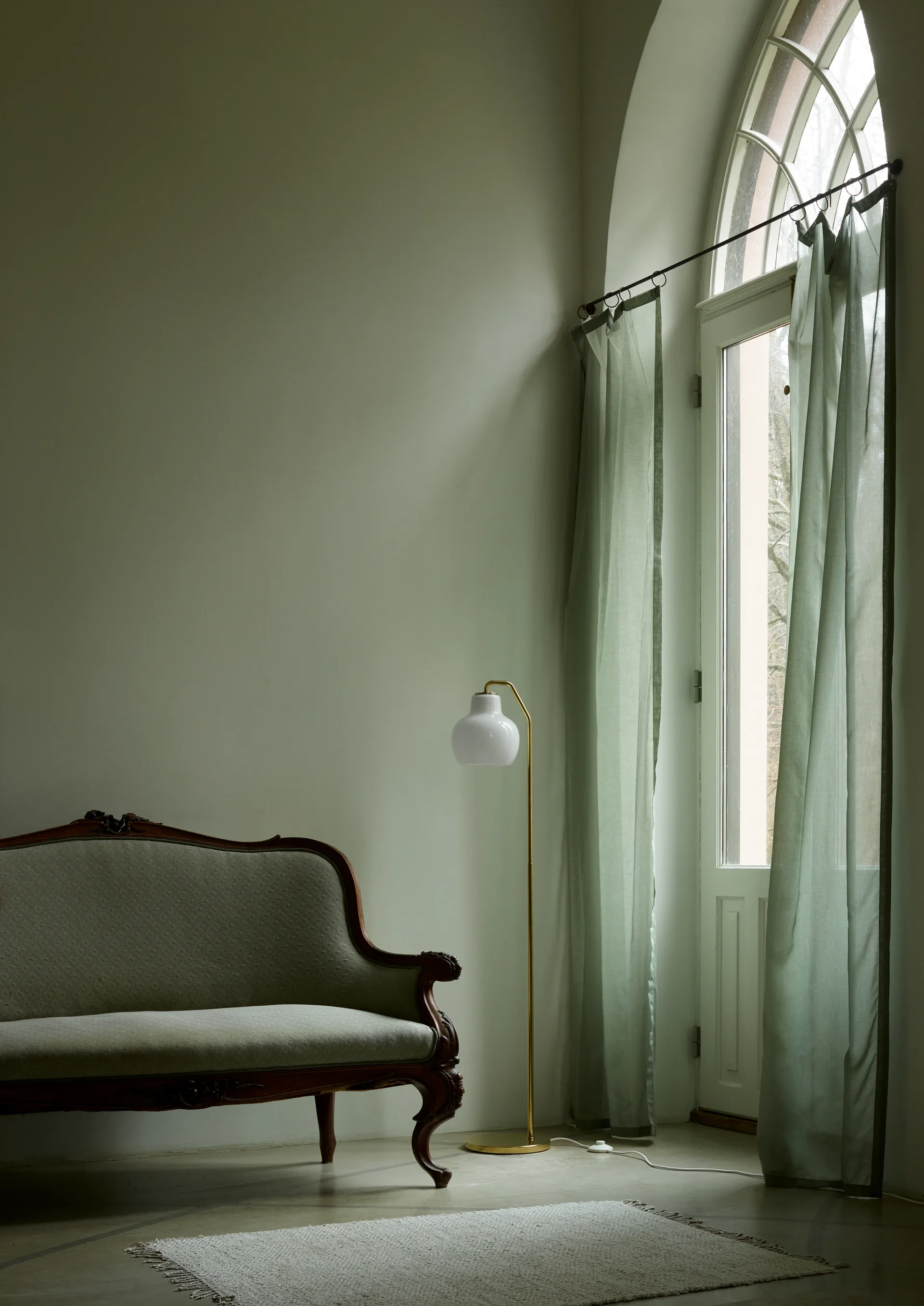 VL Ring Crown candeeiro de chão, Latão-vidro opal Louis Poulsen