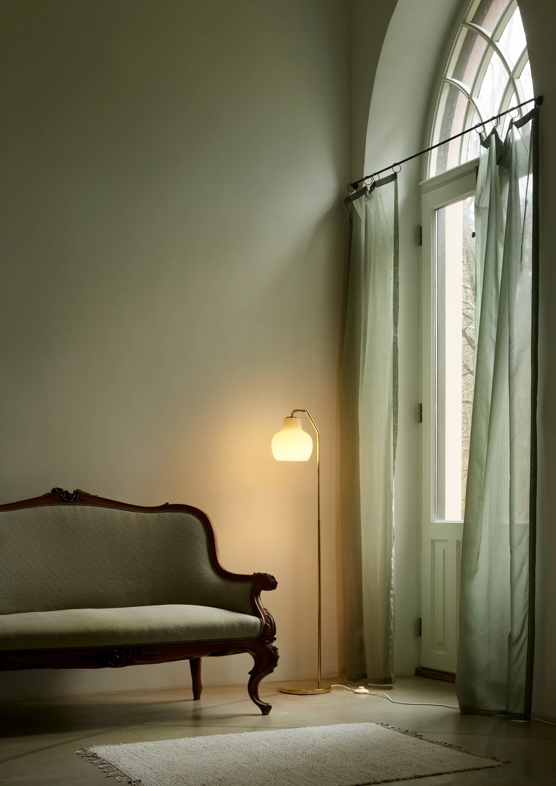 VL Ring Crown candeeiro de chão, Latão-vidro opal Louis Poulsen