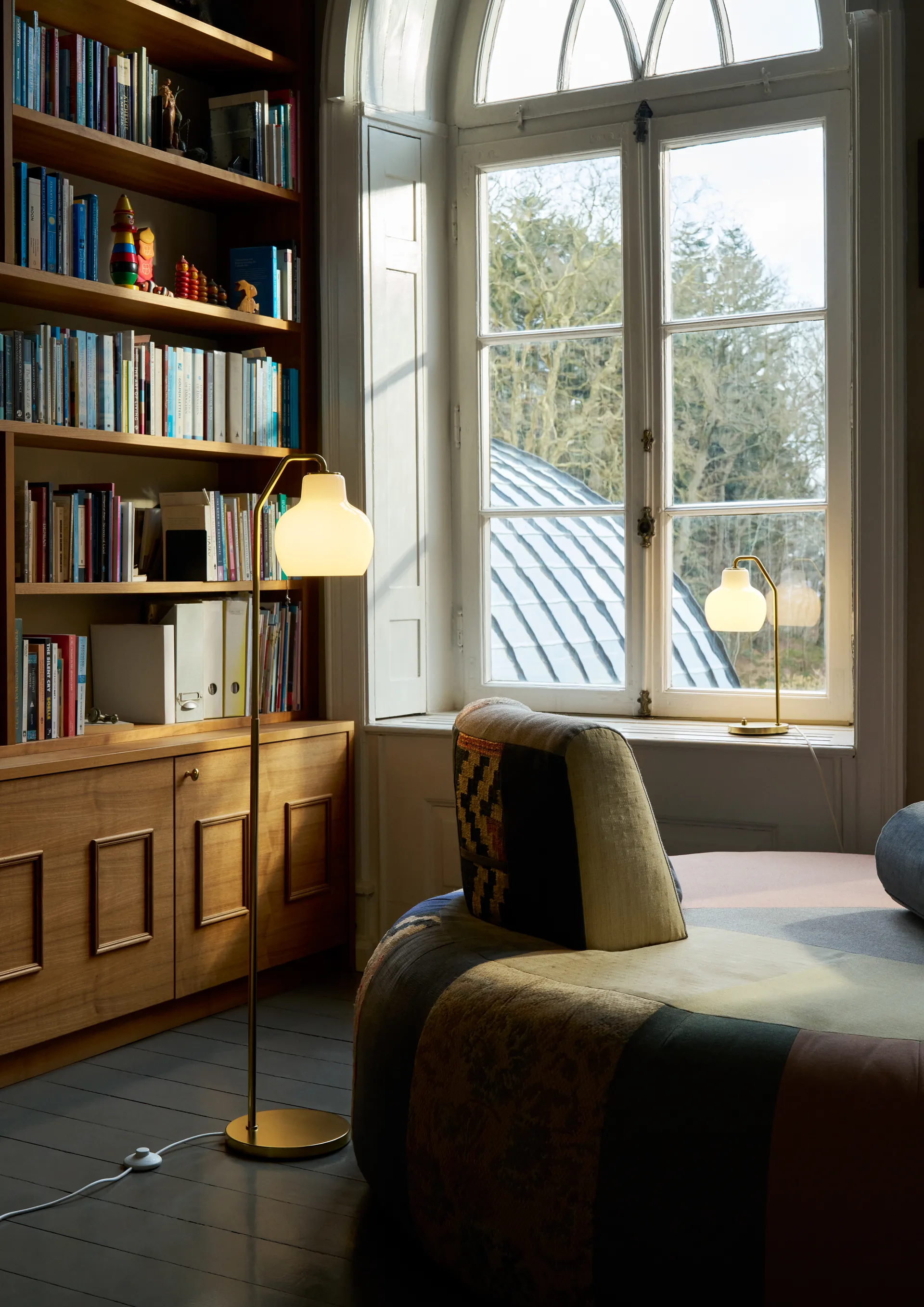 VL Ring Crown candeeiro de chão, Latão-vidro opal Louis Poulsen