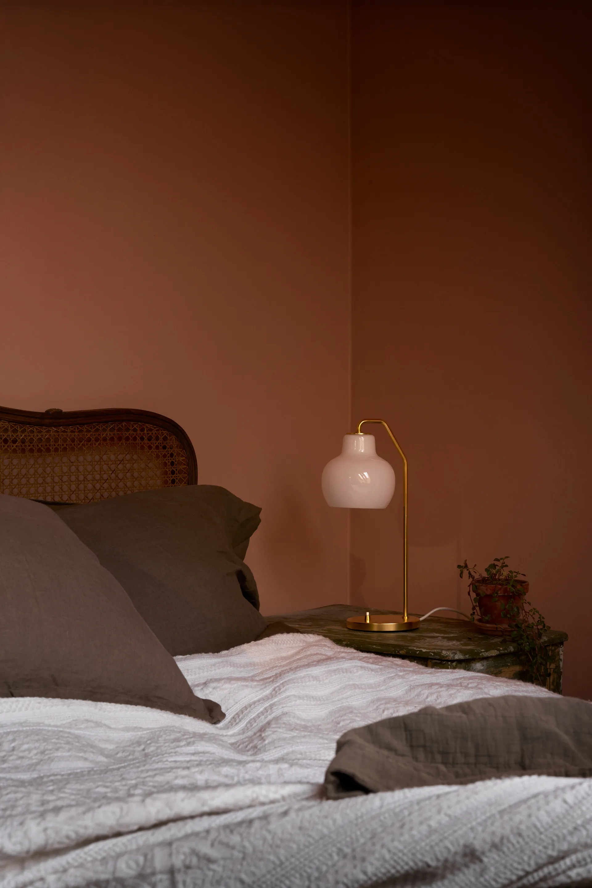 VL Ring Crown candeeiro de mesa Ø15 cm, Latão-vidro opal Louis Poulsen