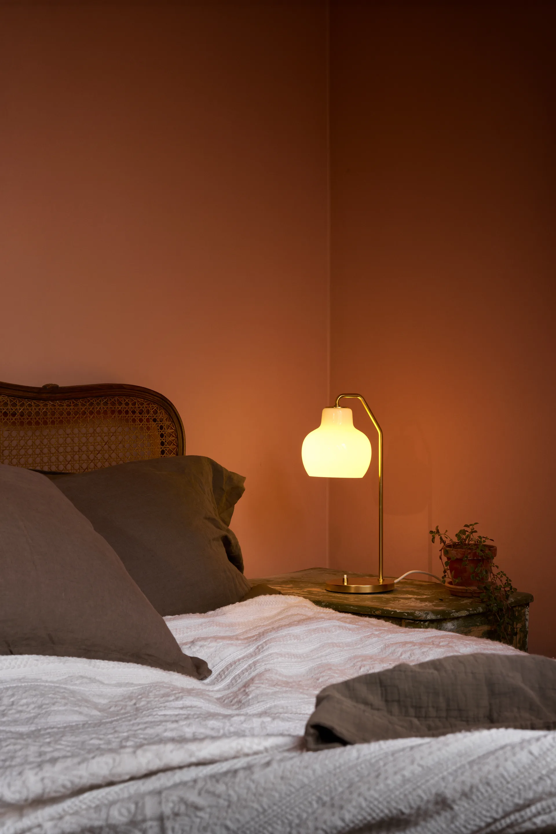 VL Ring Crown candeeiro de mesa Ø15 cm, Latão-vidro opal Louis Poulsen